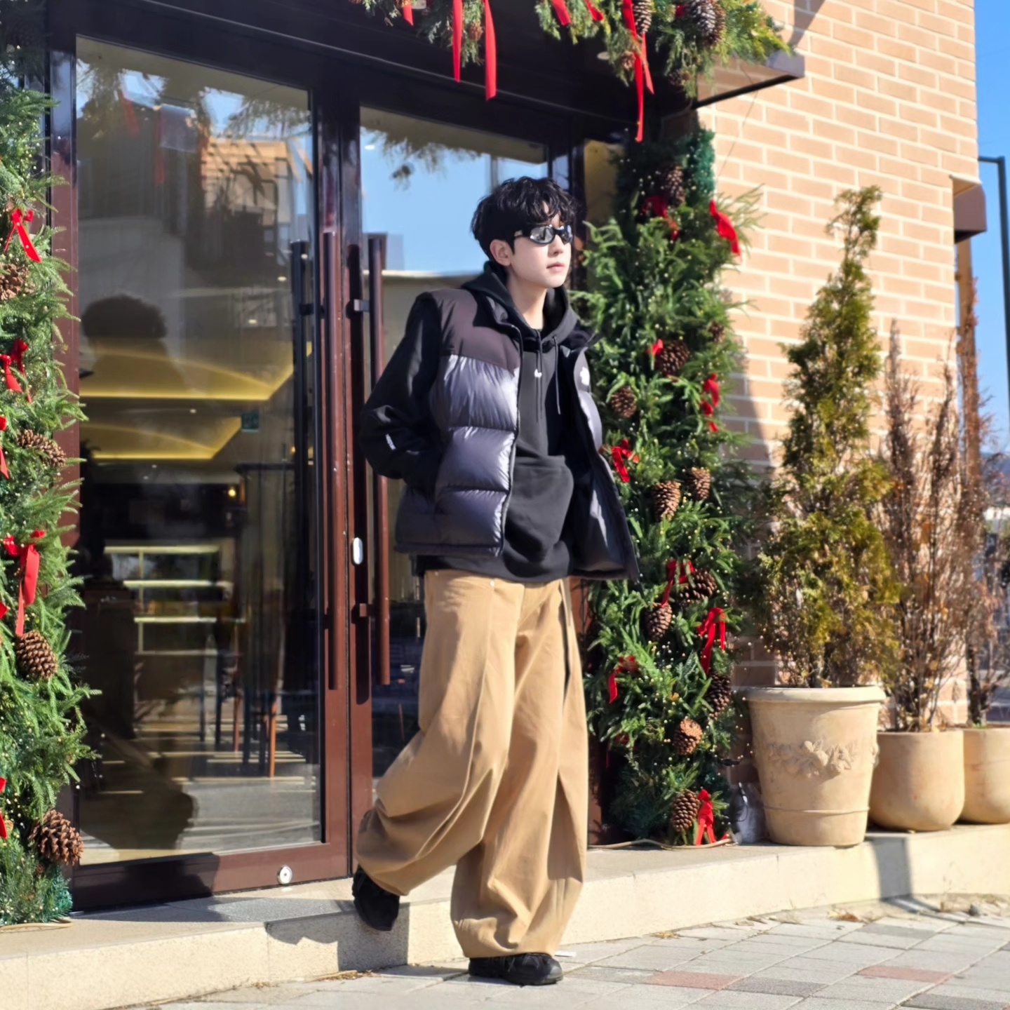 Nike x Drake Nocta Fleece Hoodie Black (FN7659-010), The North Face Novelty Nuptse Vest RDS Dark Gray - 25FW 착용 스타일 - 2