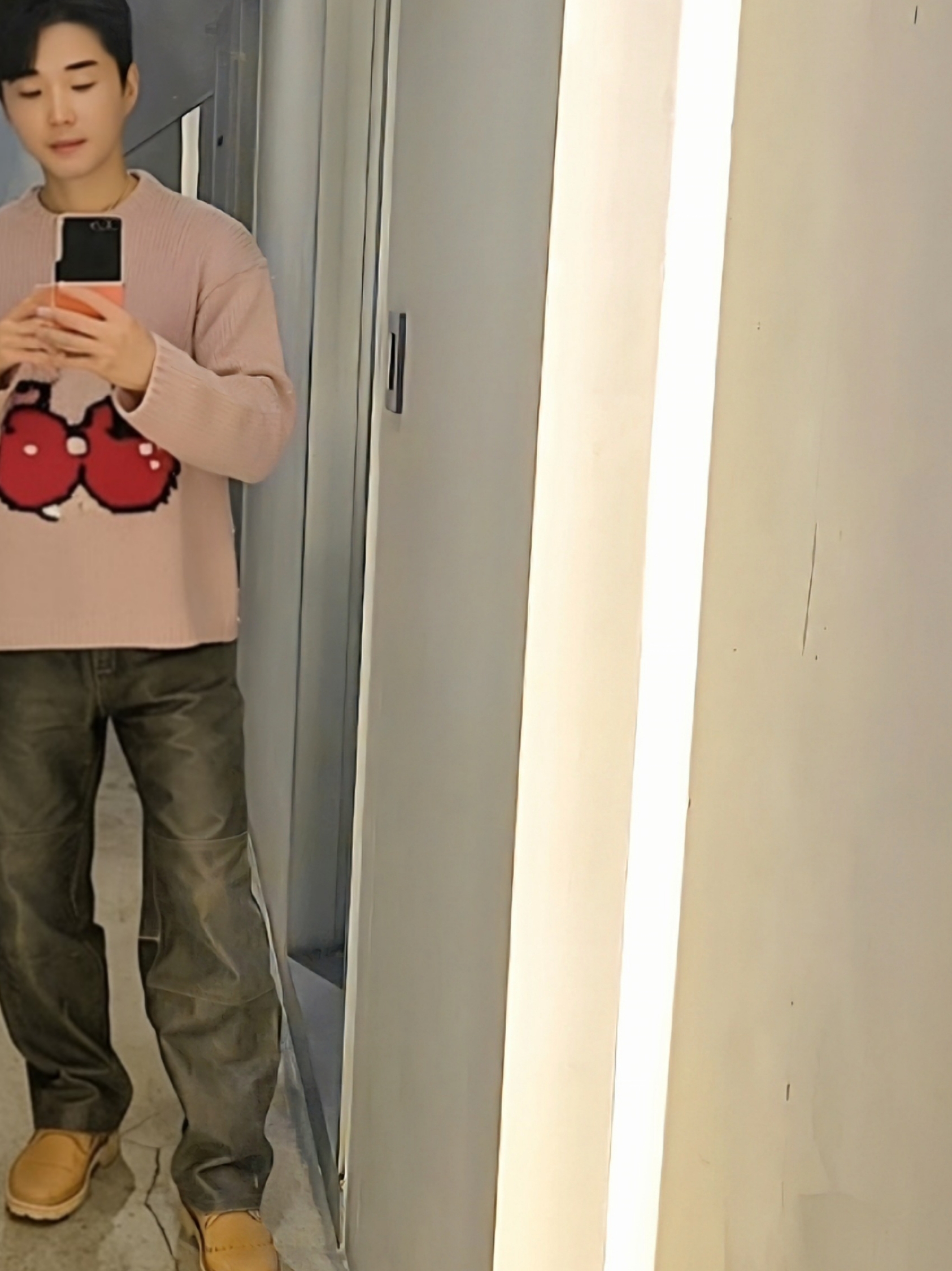 Our Legacy Sonar Roundneck Candyfloss Cherry Acrylic 착용 스타일 - 1