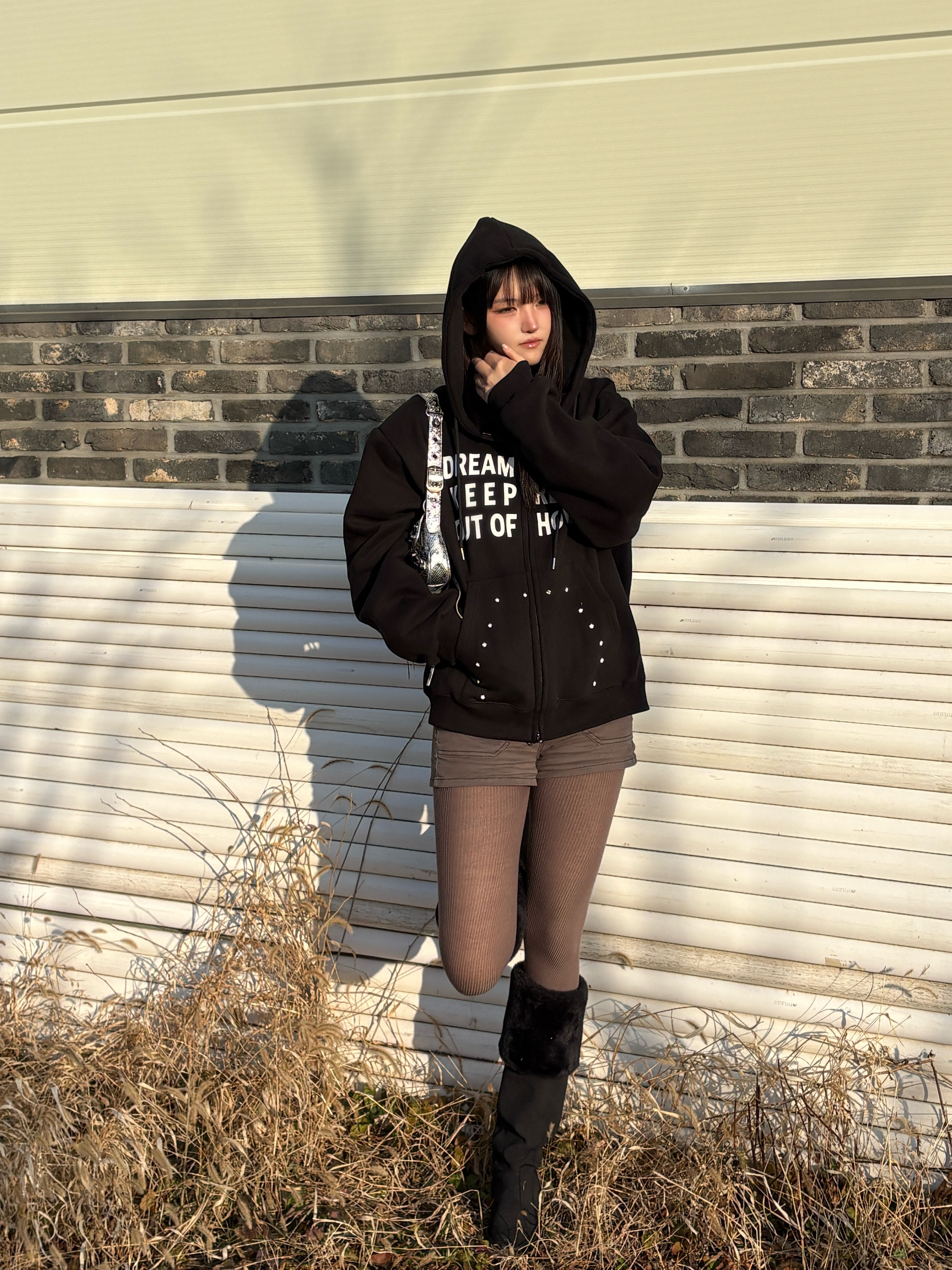 SLOW RECORD HOUSE Typo Star Hood Zip-up Black 착용 스타일 - 2