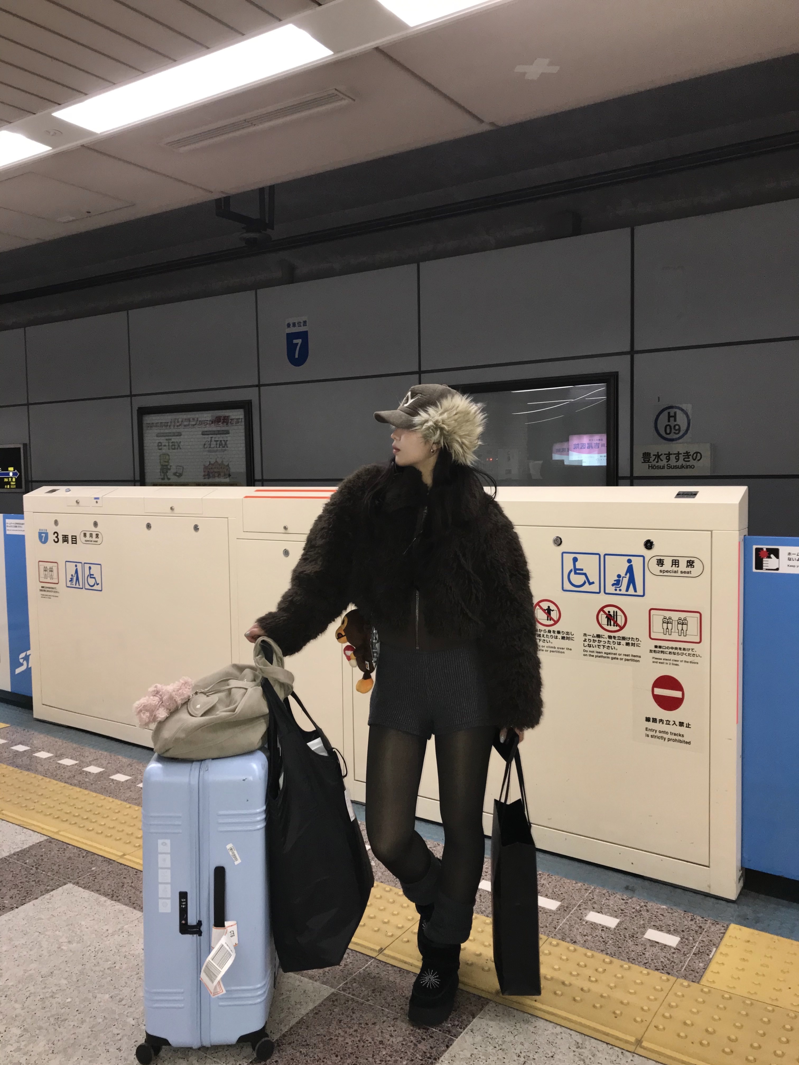 Open Yy Faux Fur Corduroy Earflap Cap Khaki, BAPE Baby Milo Plush Mobile Bag Brown 착용 스타일