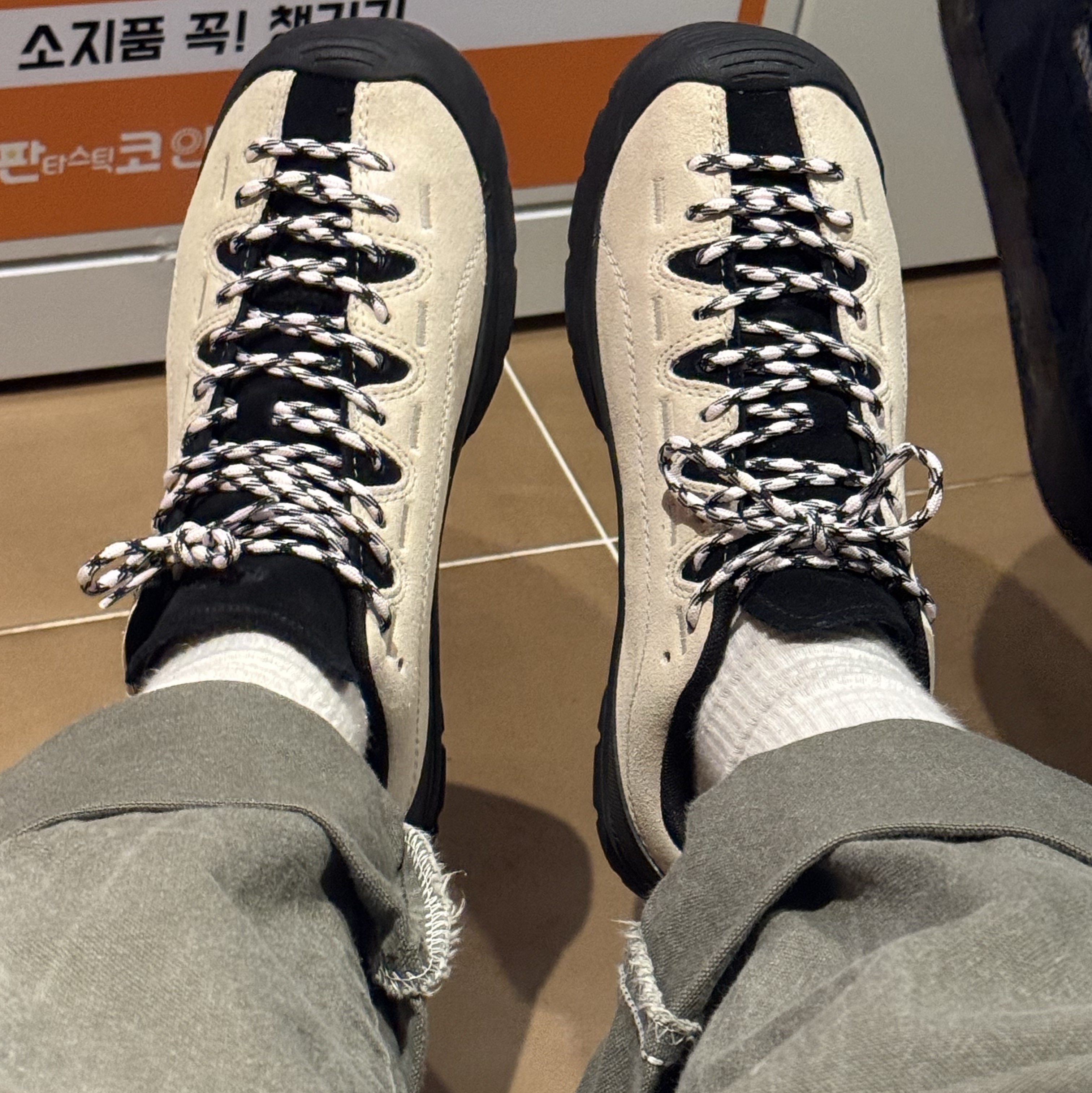 (W) Keen Jasper Sneakers Birch Black 착용 스타일