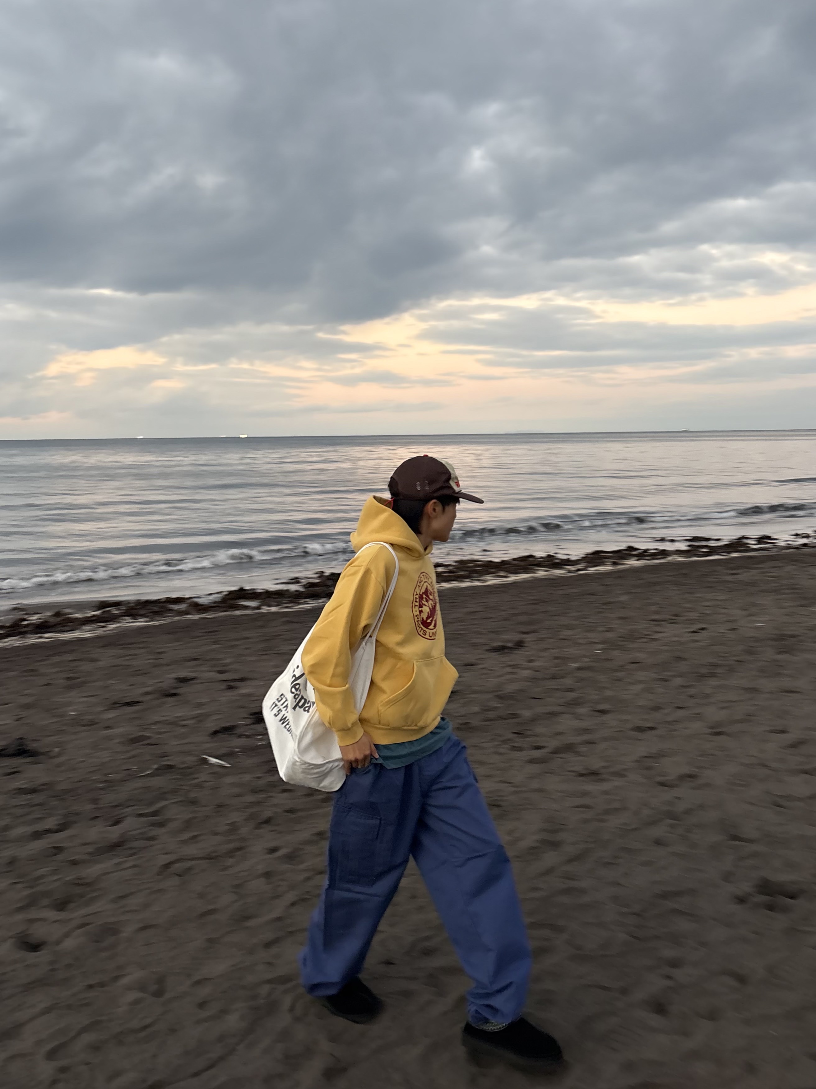 Collect Pieces Tata Hoodie Yellow, Collect Pieces Good News Mail Bag White 착용 스타일