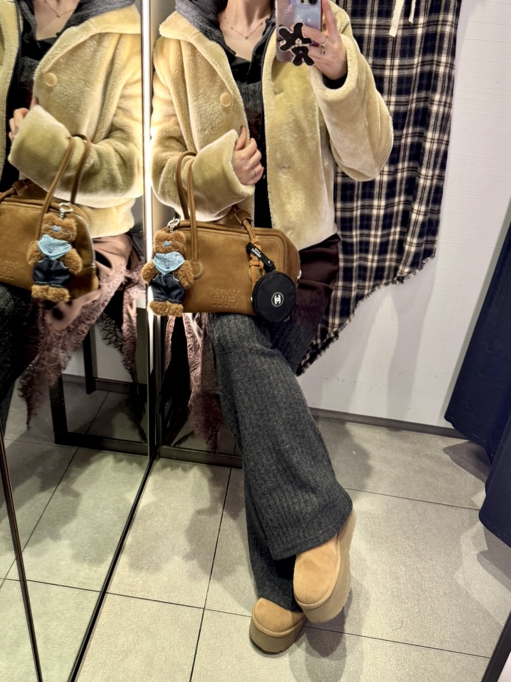 (W) UGG Classic Ultra Mini Platform Boots Chestnut, Monamhee x Amoupre Danhee Keyring Brown 착용 스타일 - 1