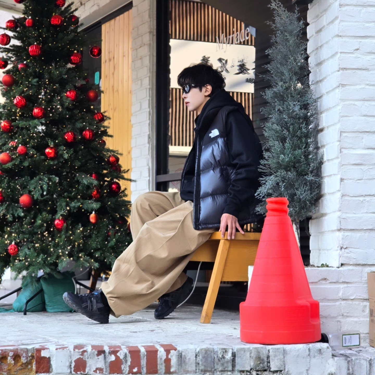 Nike x Drake Nocta Fleece Hoodie Black (FN7659-010), The North Face Novelty Nuptse Vest RDS Dark Gray - 25FW 착용 스타일 - 1