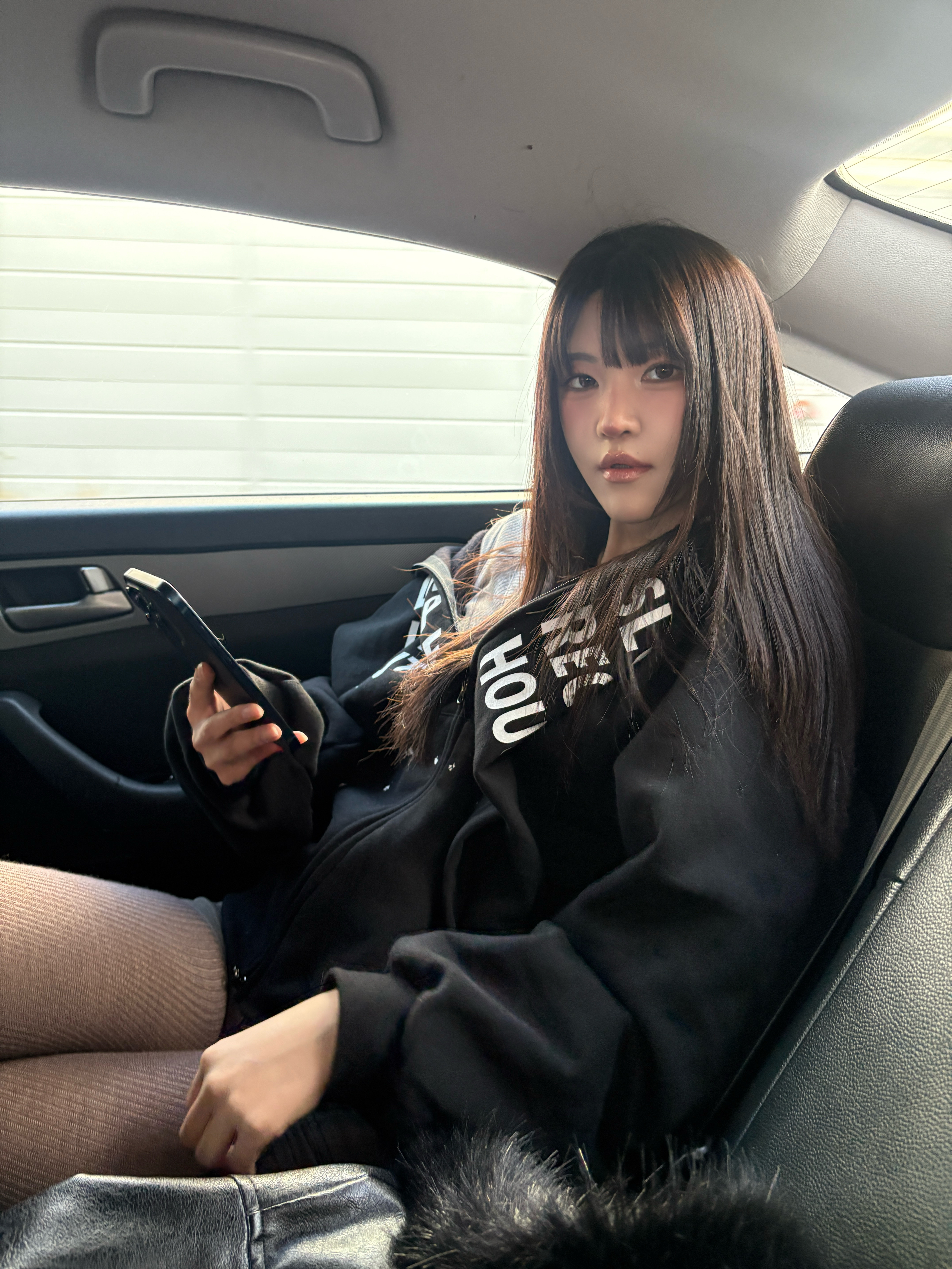 SLOW RECORD HOUSE Typo Star Hood Zip-up Black 착용 스타일 - 4