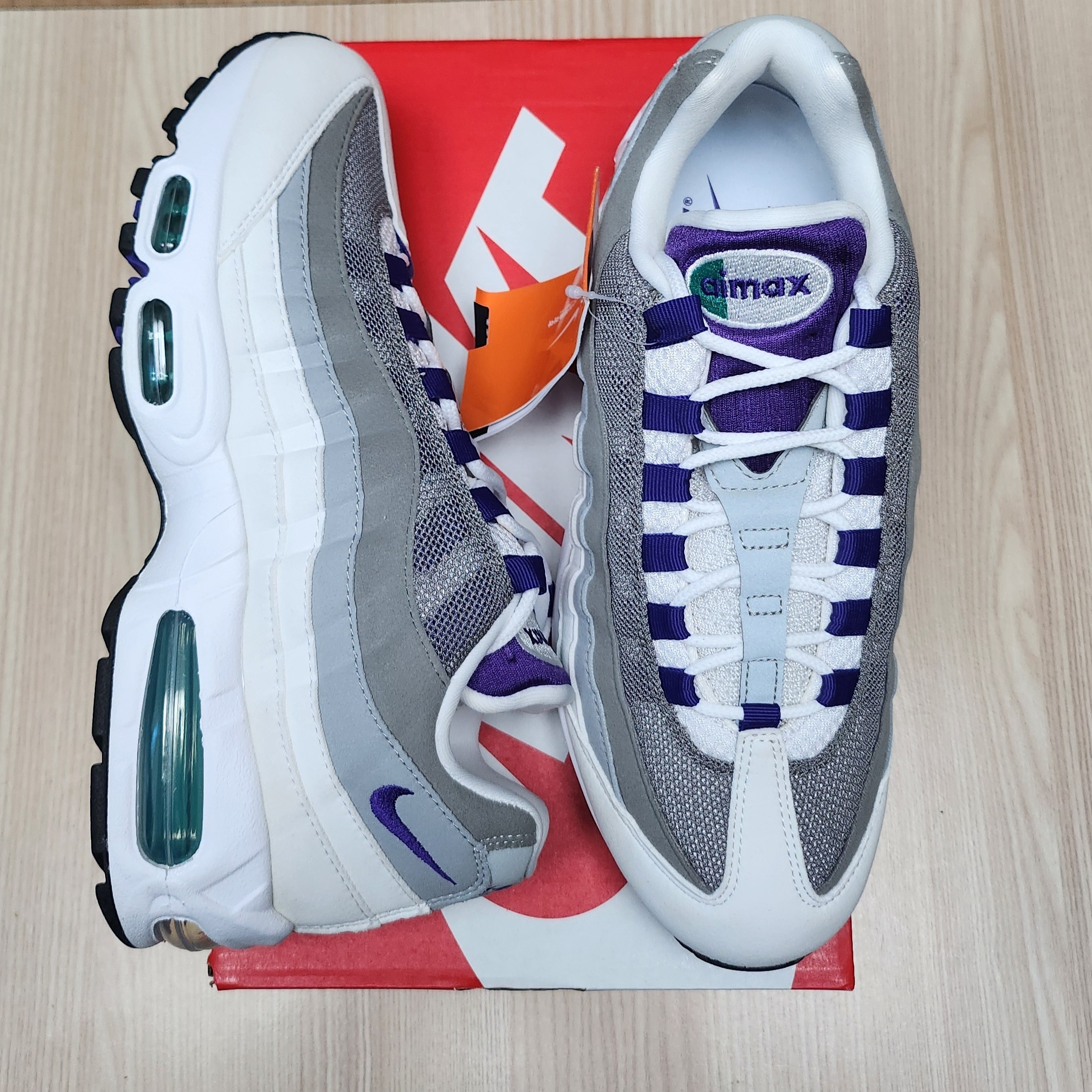 (W) Nike Air Max 95 White Emerald Green 착용 스타일 - 1