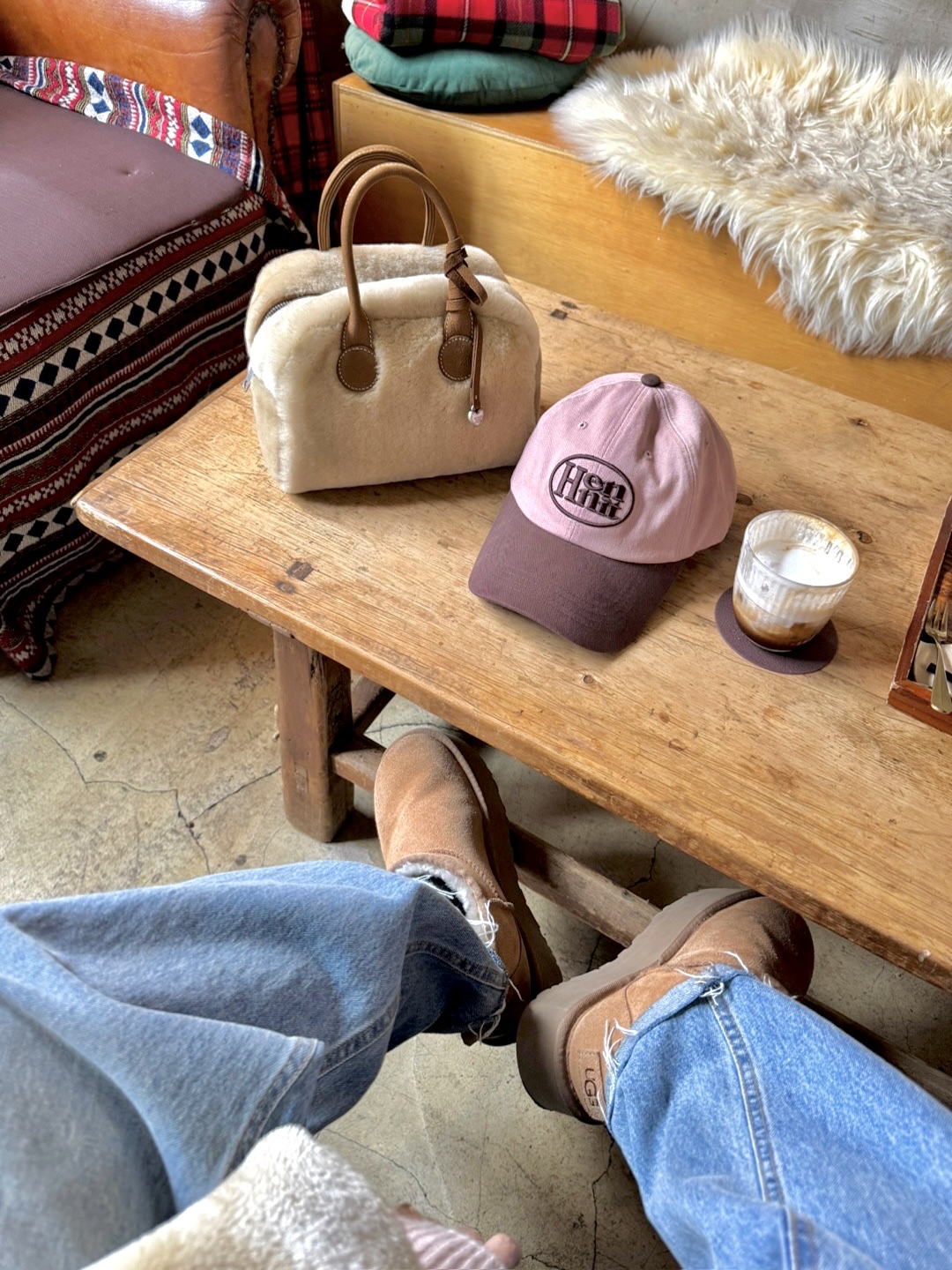 (W) UGG Classic Ultra Mini Platform Boots Chestnut, Monamhee x Amoupre Danhee Keyring Brown 착용 스타일 - 2