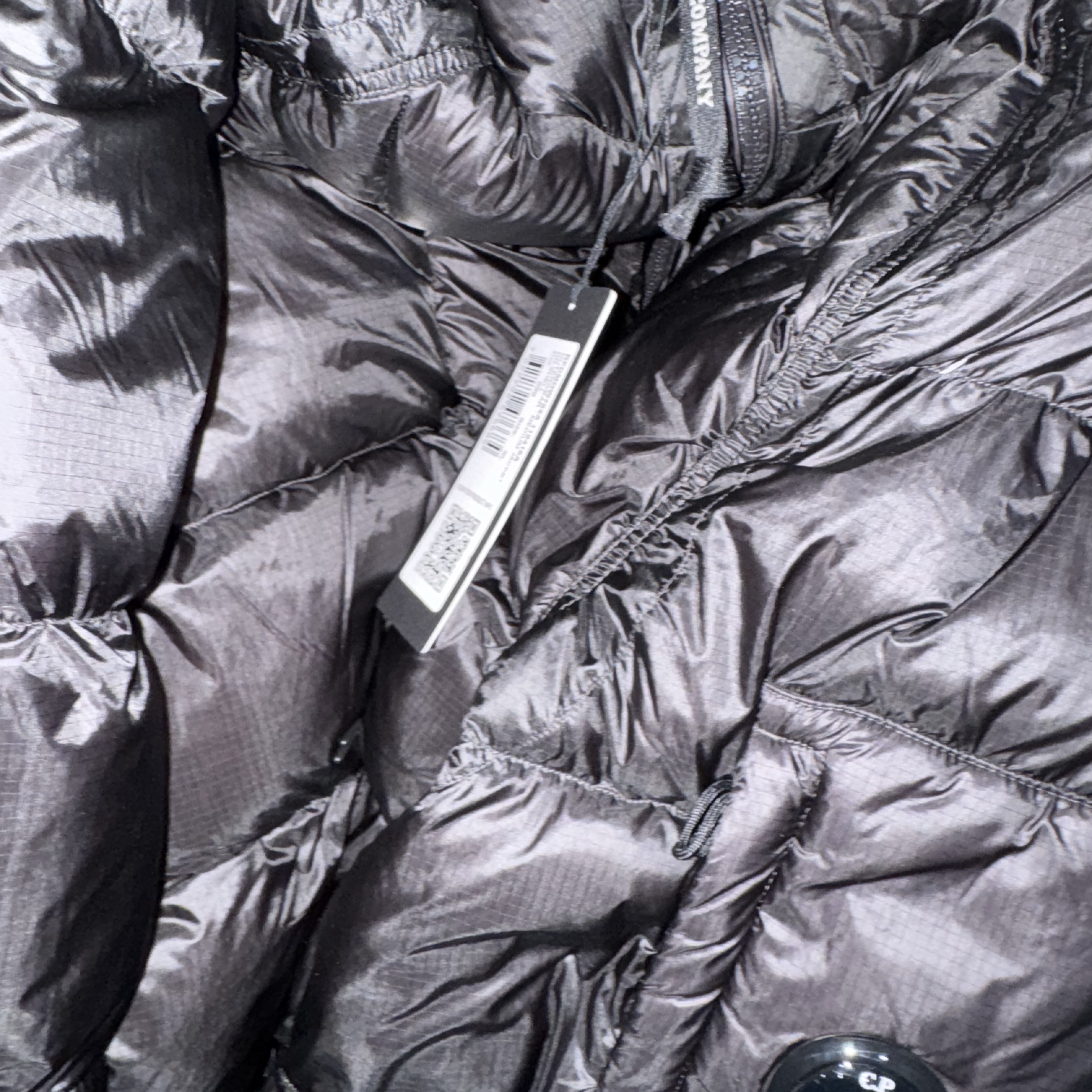 C.P. Company D.D. Shell Hooded Down Jacket Black - 25FW, C.P. Company Chrome-R Goggle Down Jacket Black - 25FW 착용 스타일 - 1