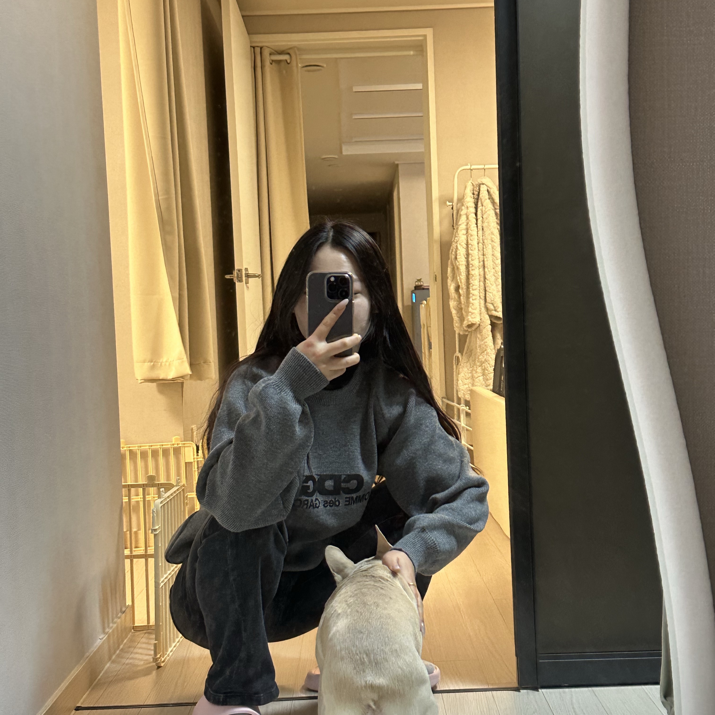 CDG Round Neck School Pullover Grey 착용 스타일 - 1