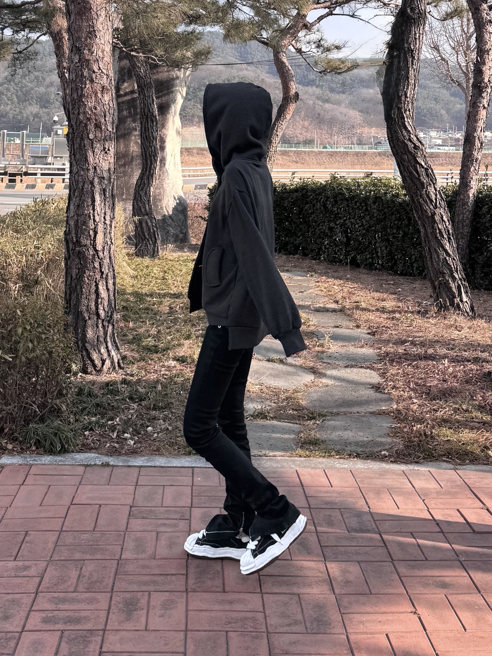 Maison Mihara Yasuhiro Blakey OG Sole Canvas Low-top Sneakers Black White 착용 스타일 - 1