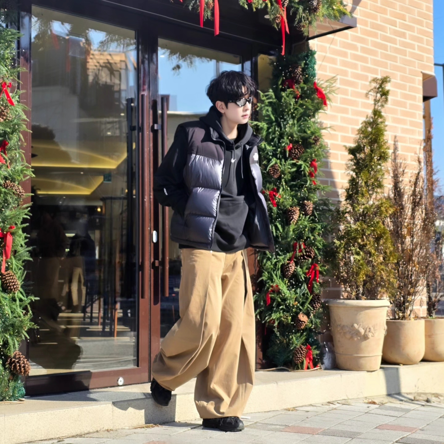 Nike x Drake Nocta Fleece Hoodie Black (FN7659-010), The North Face Novelty Nuptse Vest RDS Dark Gray - 25FW 착용 스타일 - 1