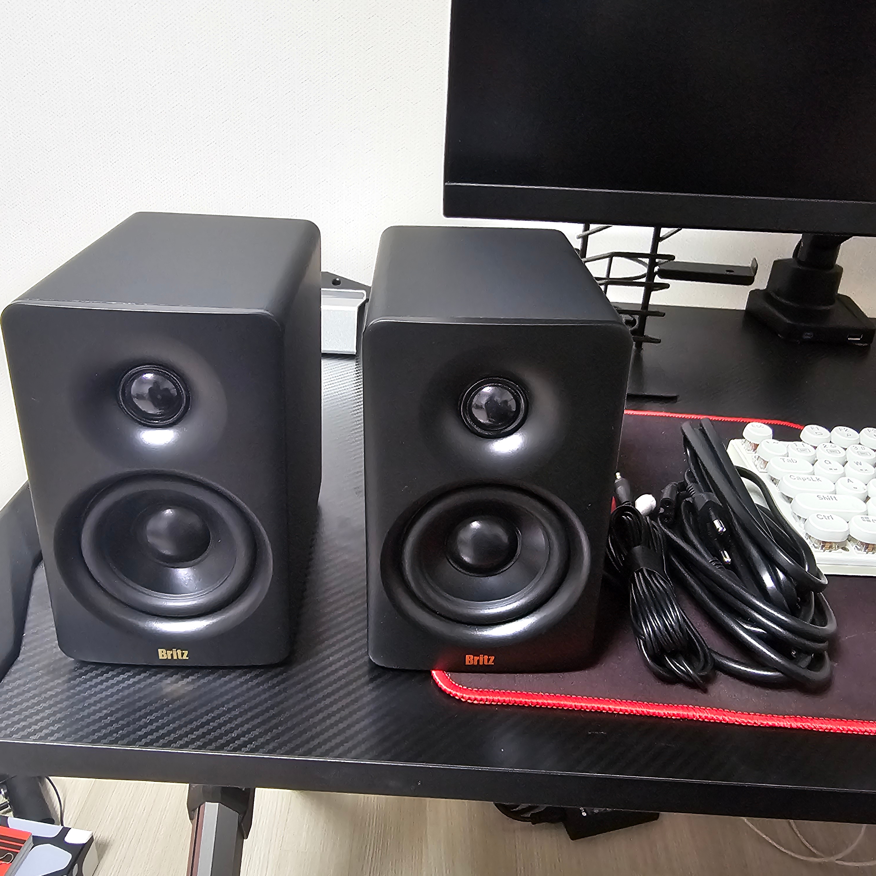 Britz BR-Monitor6 Bluetooth Studio Monitor Speaker Black 착용 스타일