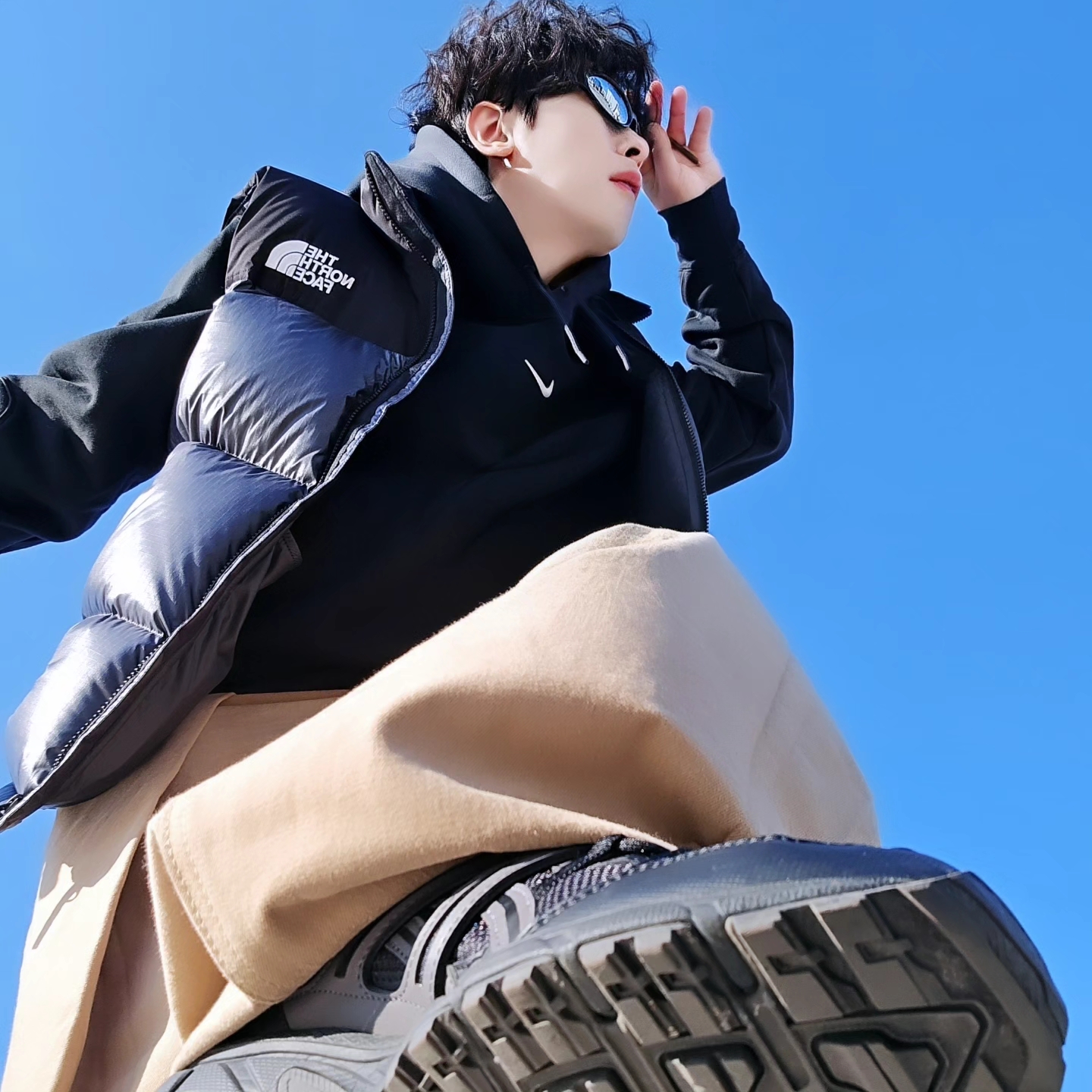 Nike x Drake Nocta Fleece Hoodie Black (FN7659-010), The North Face Novelty Nuptse Vest RDS Dark Gray - 25FW 착용 스타일 - 3