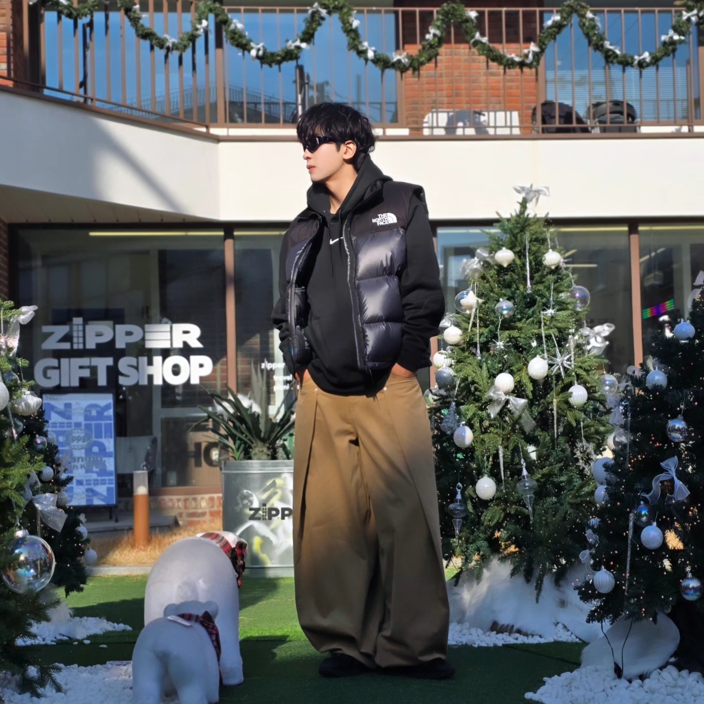 Nike x Drake Nocta Fleece Hoodie Black (FN7659-010), The North Face Novelty Nuptse Vest RDS Dark Gray - 25FW 착용 스타일 - 3