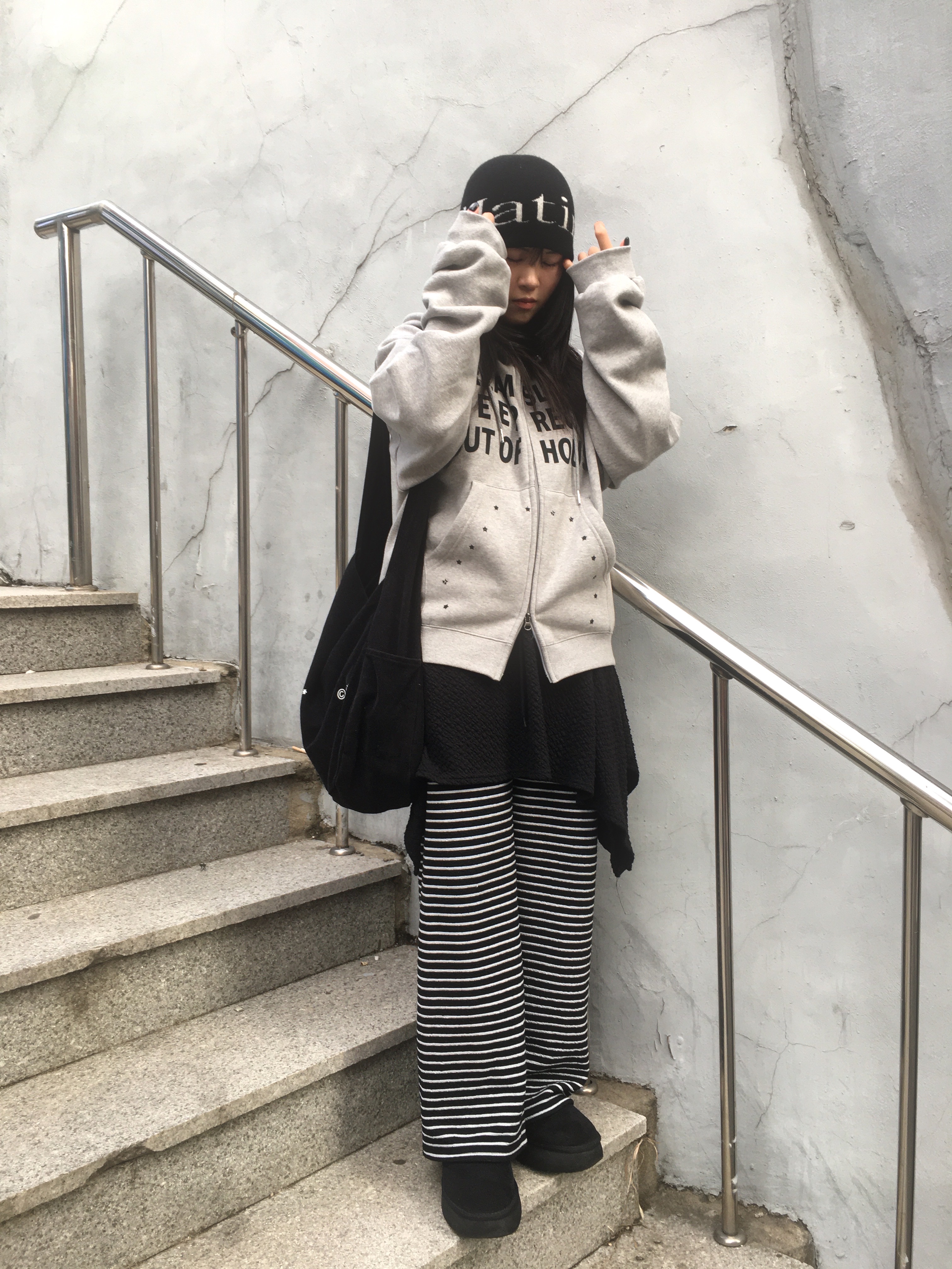 SLOW RECORD HOUSE Typo Star Hood Zip-Up Grey 착용 스타일 - 3