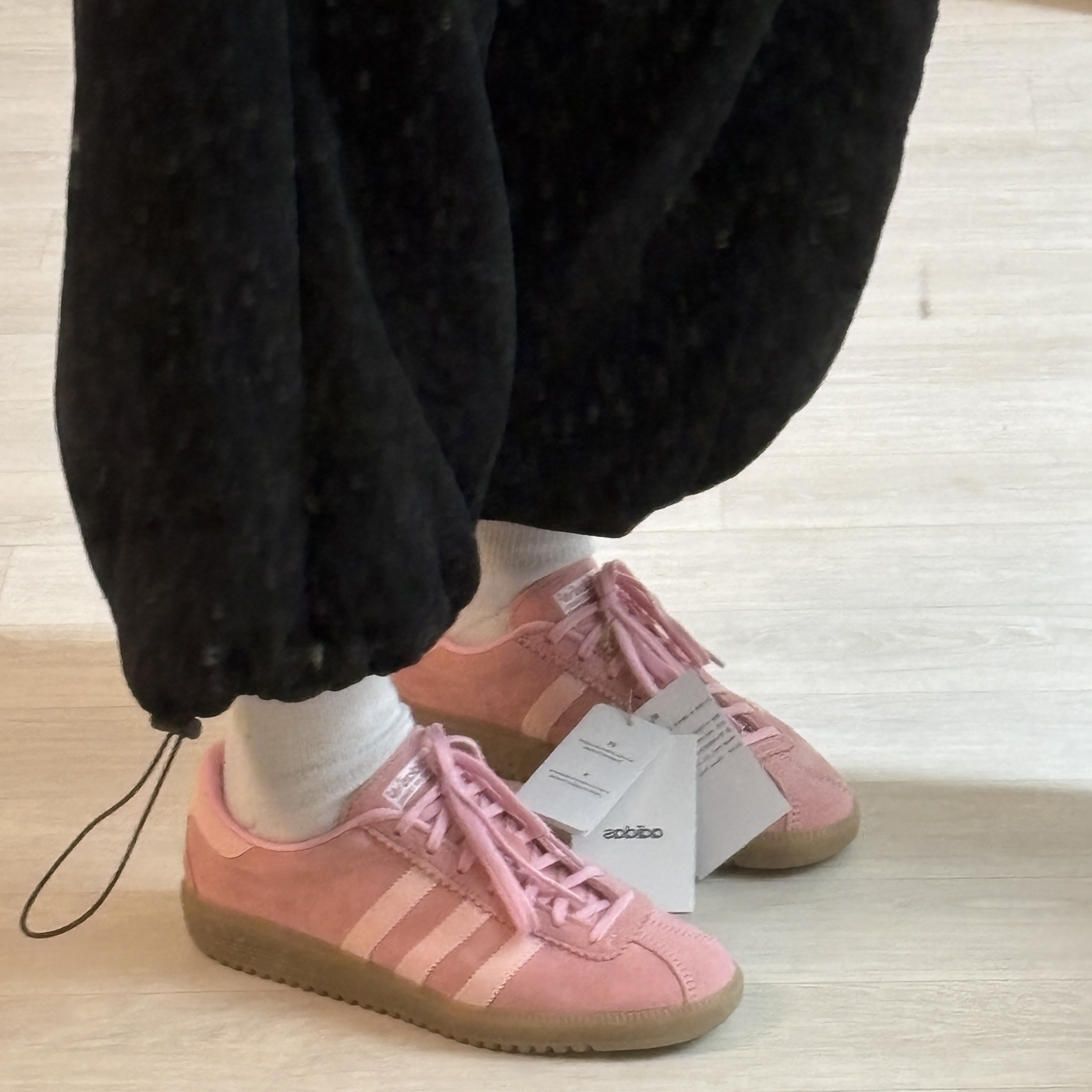 Adidas Bermuda Glow Pink 착용 스타일 - 2