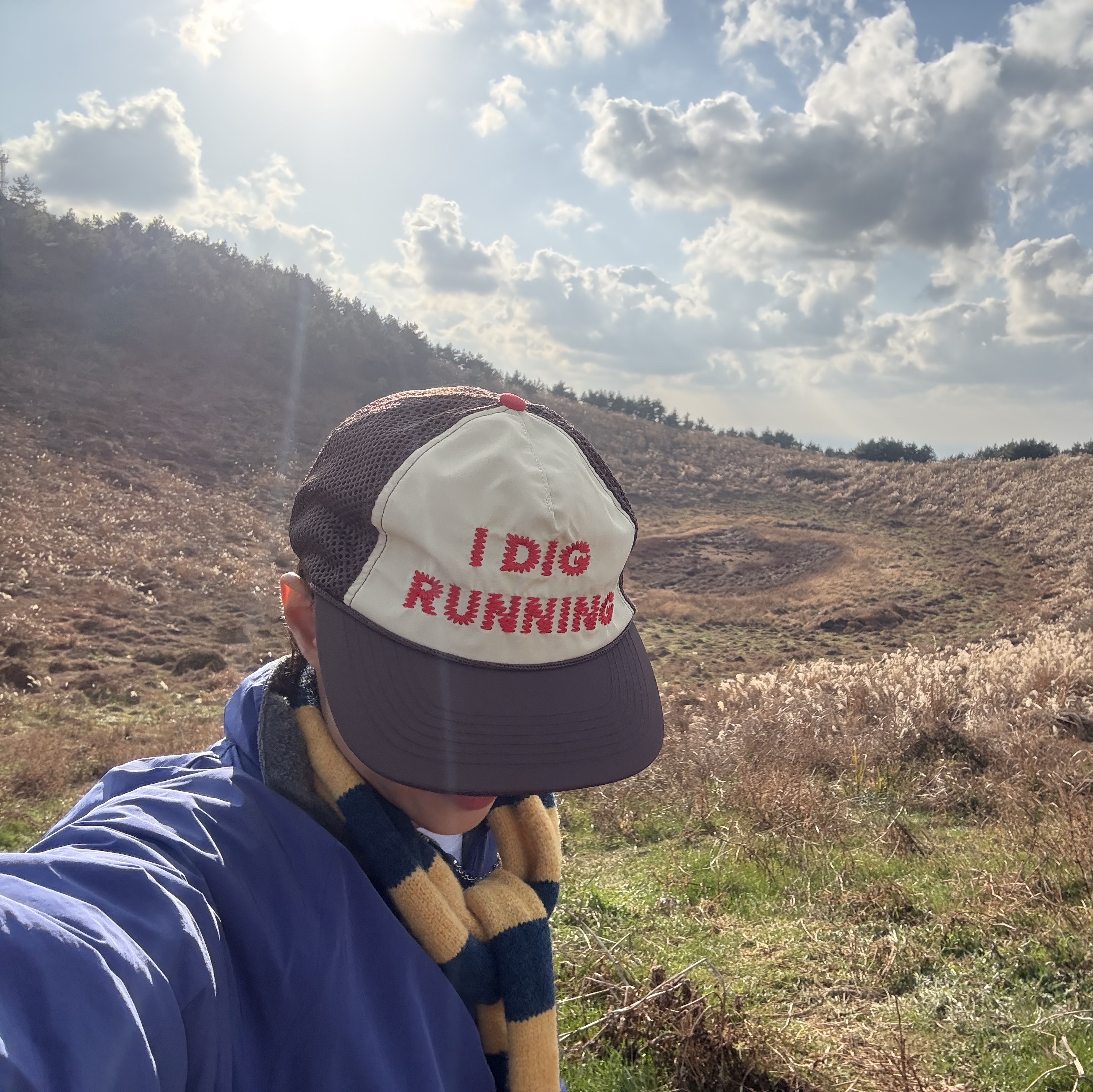 Alex Zono I Dig Running Trucker Hat OG Brown 착용 스타일