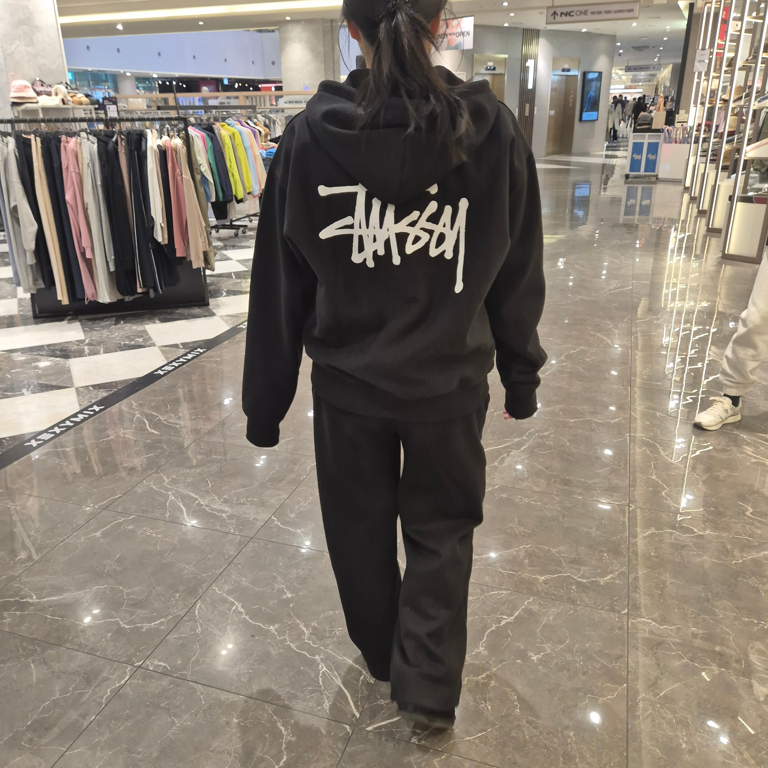 Stussy Basic Zip Hoodie Black 착용 스타일 - 2