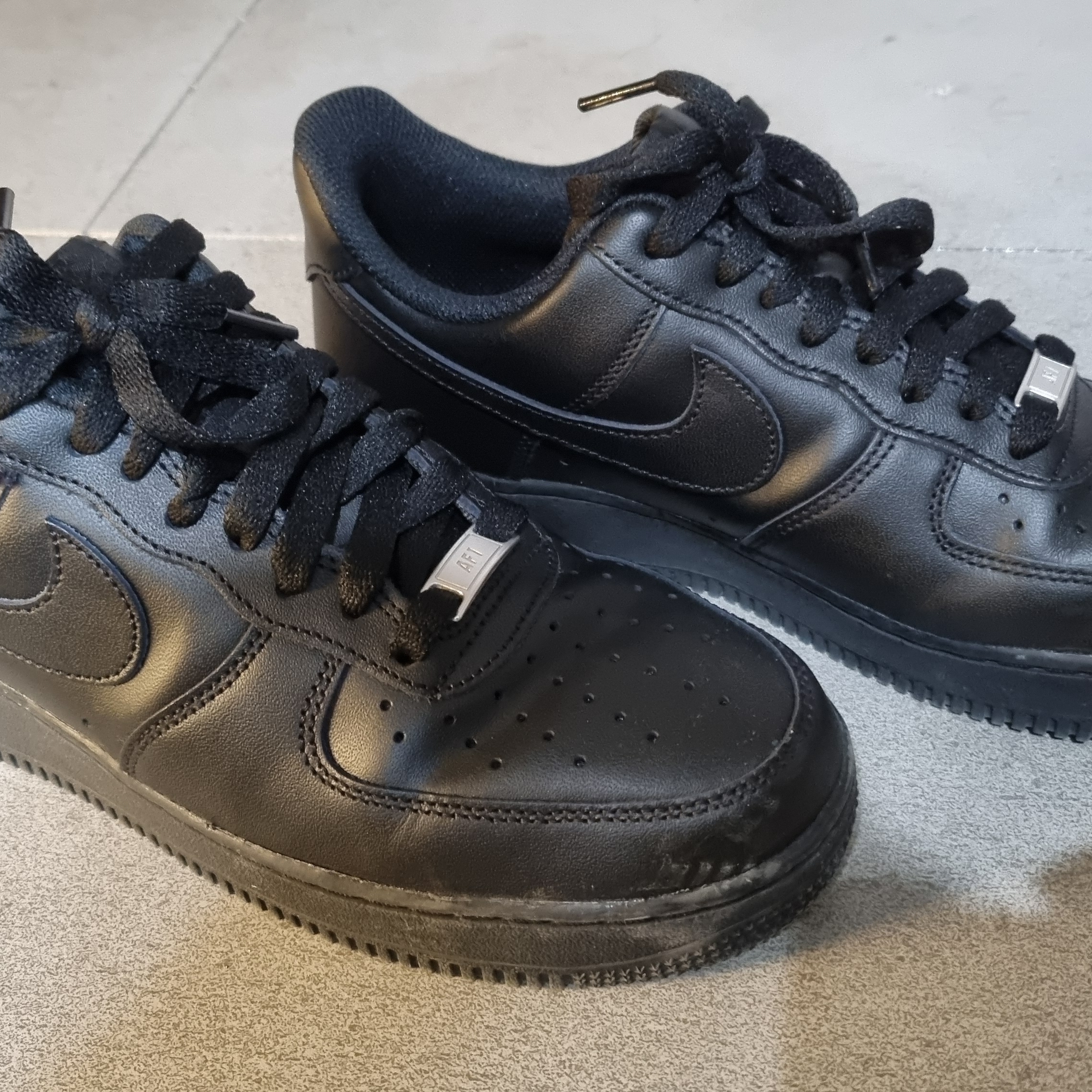 Nike Air Force 1 '07 Low Triple Black 착용 스타일