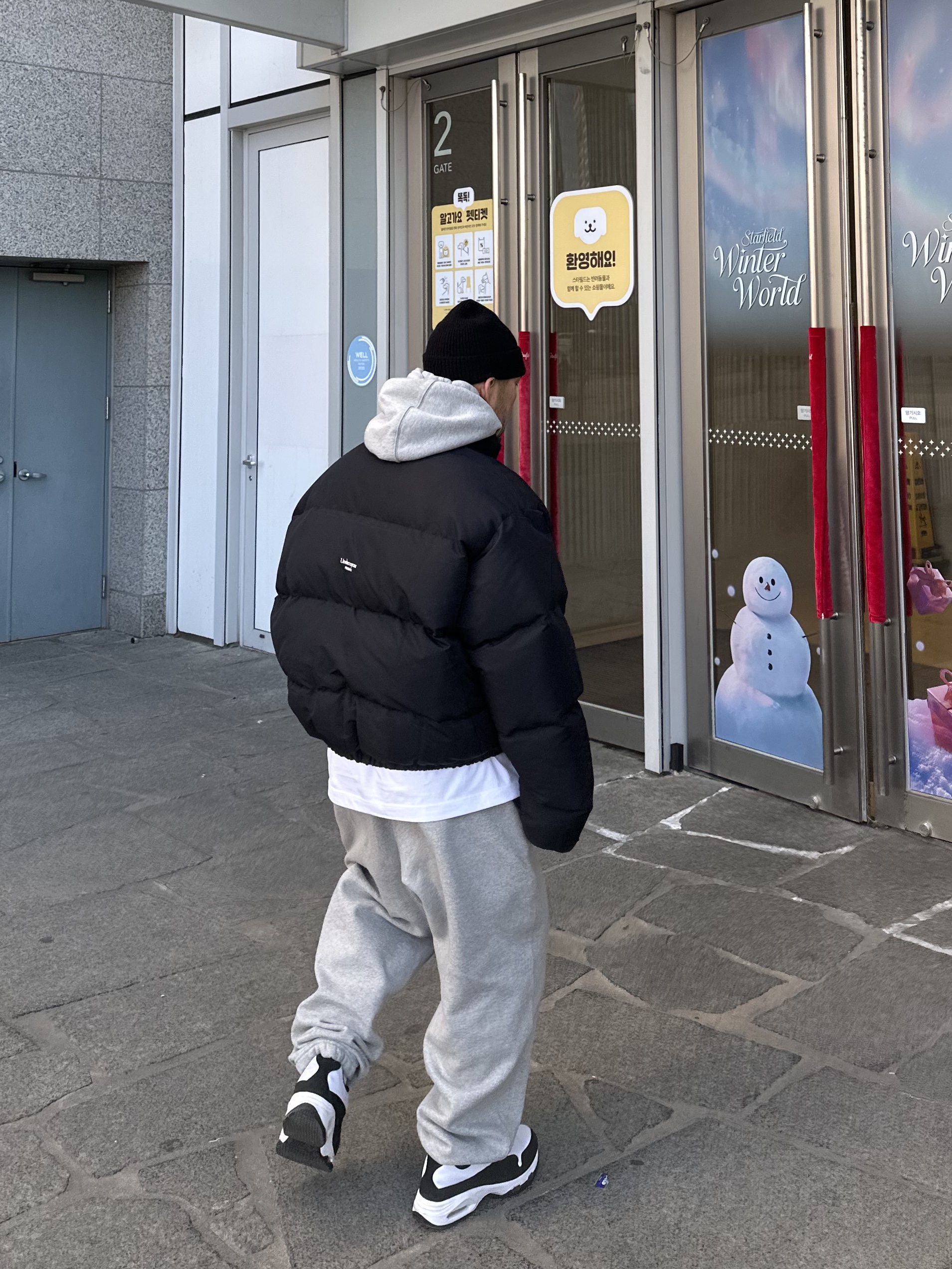 Stussy Basic Cuff Beanie Black, Nike NRG Solo Swoosh Fleece Hoodie Dark Grey Heather - Asia 착용 스타일 - 2