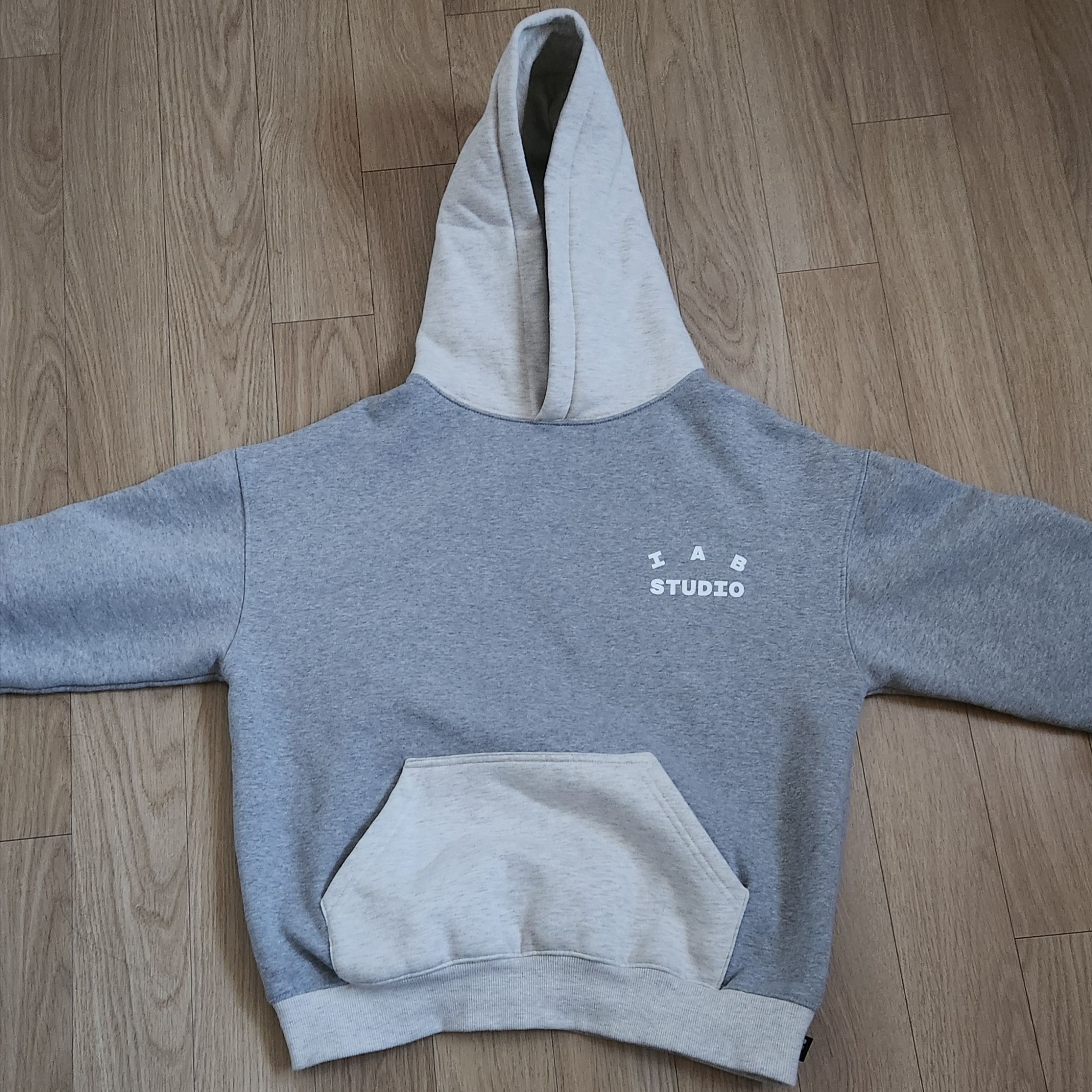 IAB Studio Hoodie Dual Gray 착용 스타일 - 1
