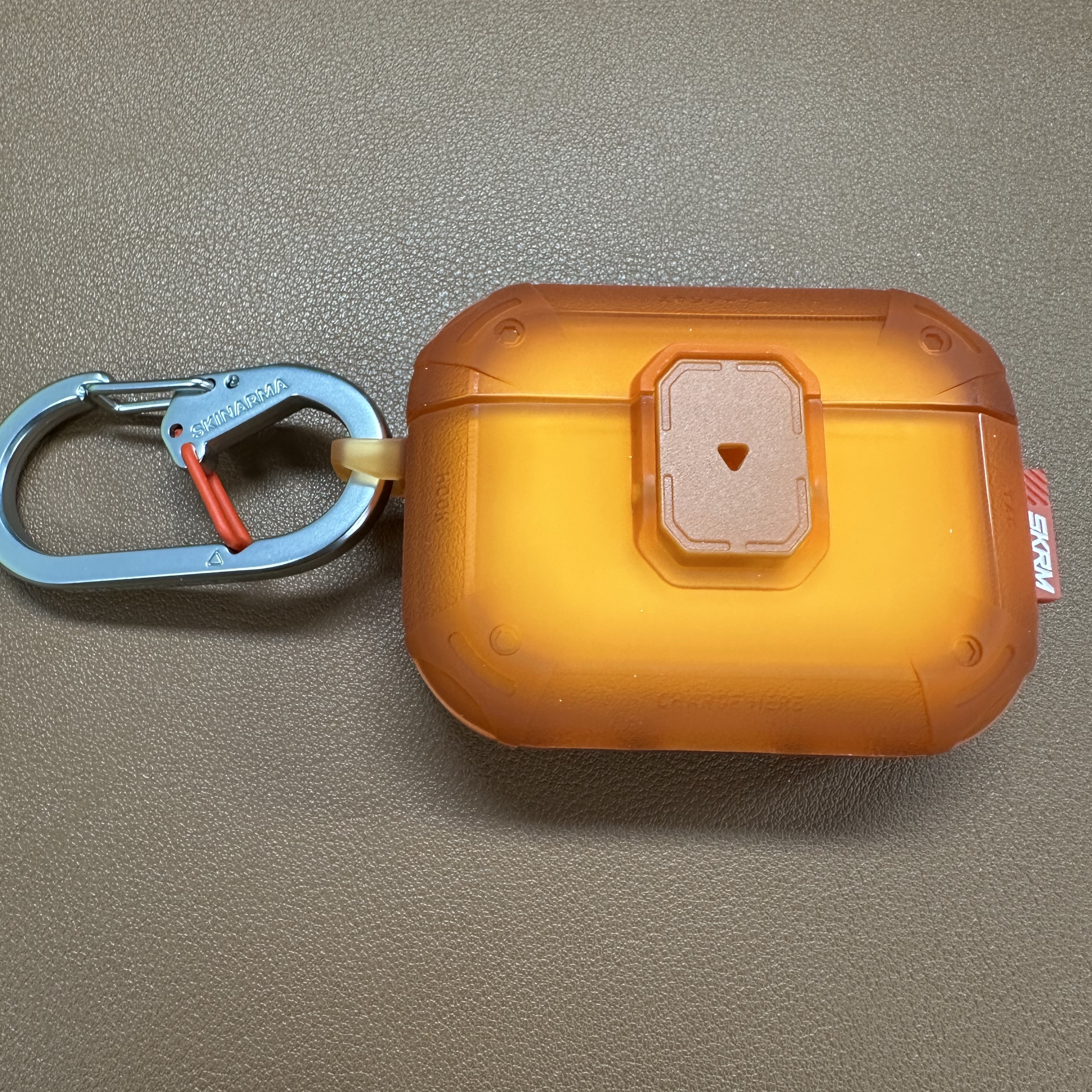 Skinarma AirPods Pro 3 Meca LE Orange 착용 스타일