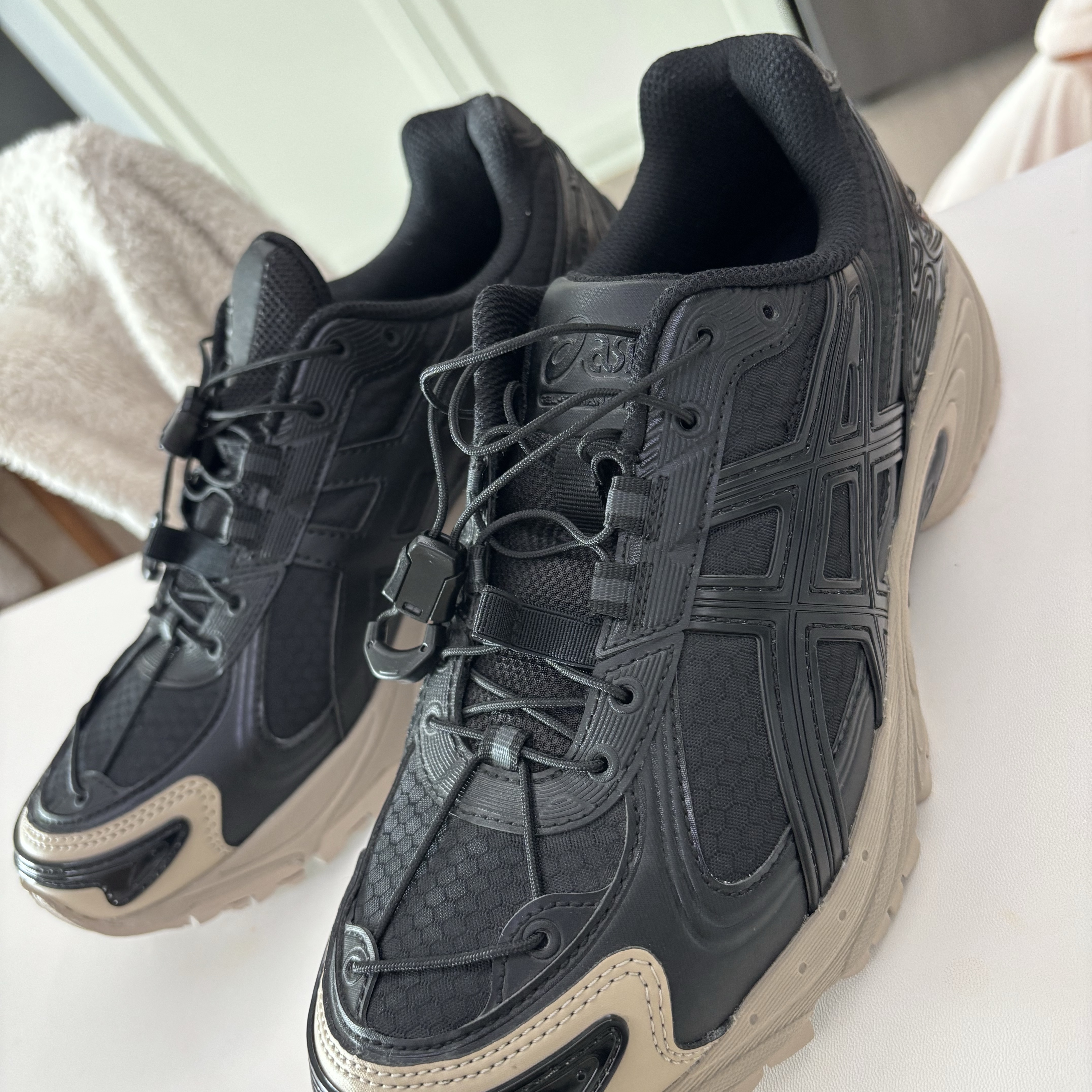 Asics Gel-Kahana TR V4 Black Feather Grey 착용 스타일