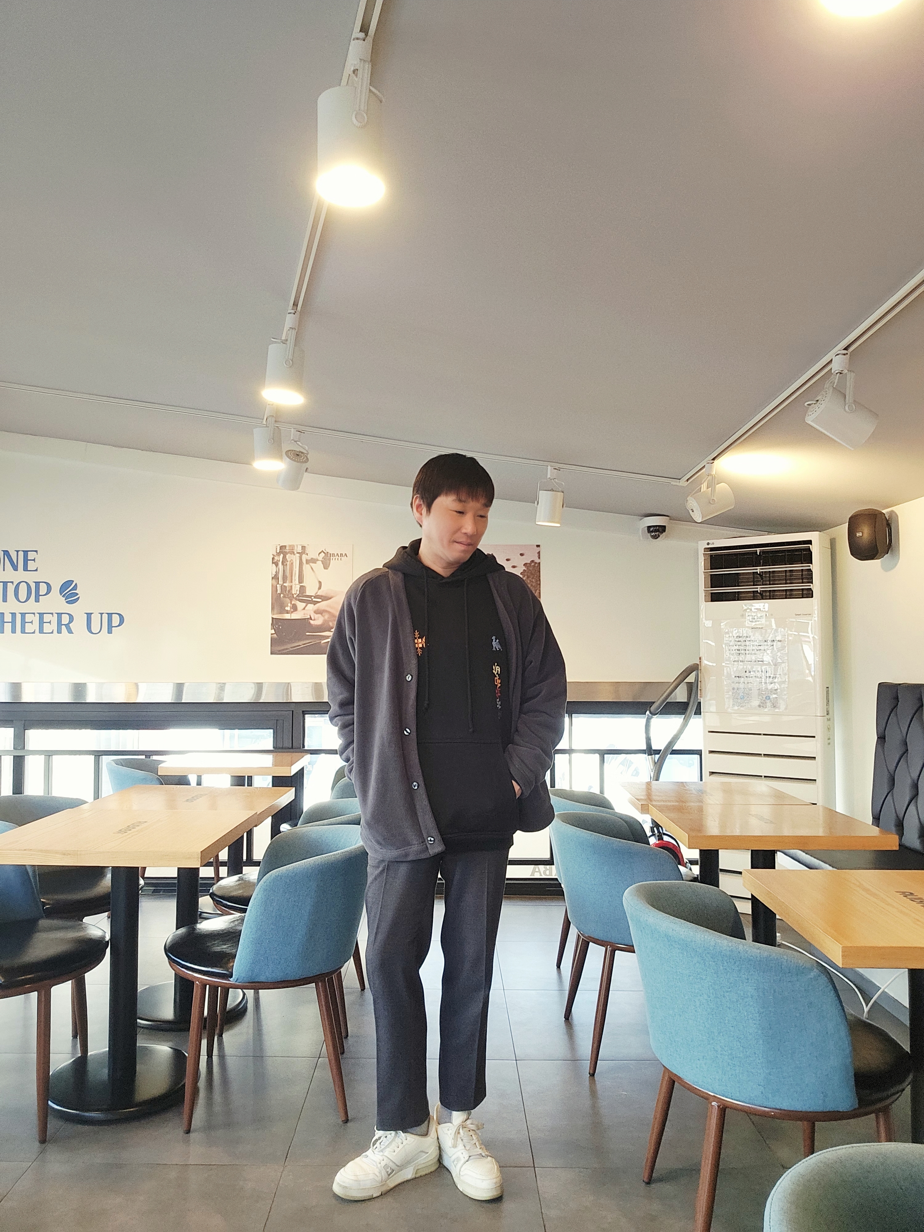 Louis Vuitton LV Trainer Distressed Sneaker White, Uniqlo x Needles Fleece Oversized Cardigan Dark Gray - KR 착용 스타일 - 2