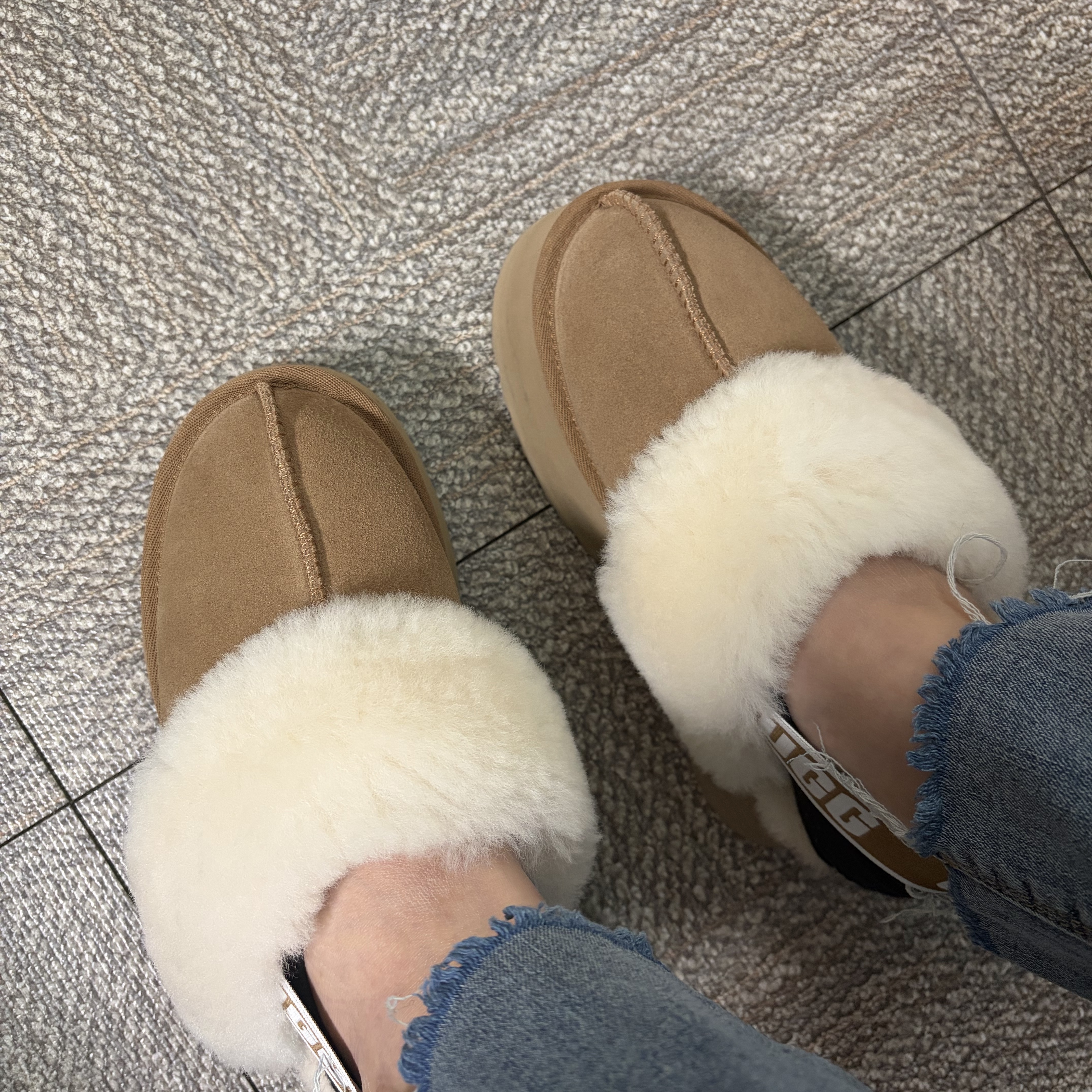 (W) UGG Funkette Slides Chestnut 착용 스타일