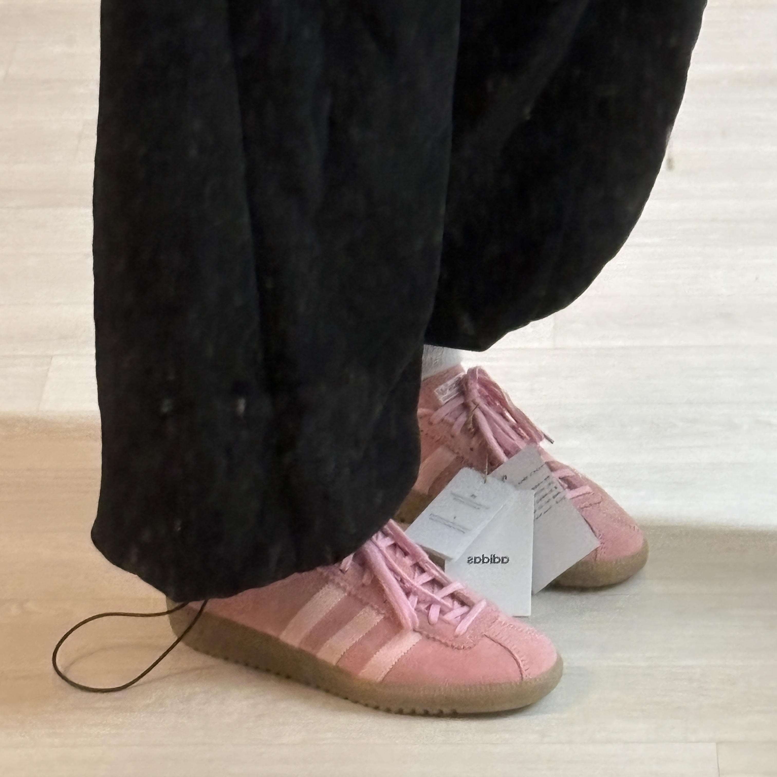 Adidas Bermuda Glow Pink 착용 스타일 - 1