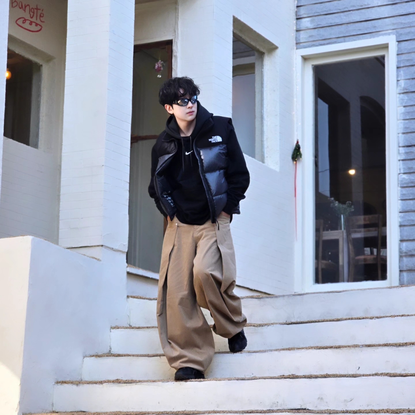 Nike x Drake Nocta Fleece Hoodie Black (FN7659-010), The North Face Novelty Nuptse Vest RDS Dark Gray - 25FW 착용 스타일 - 1
