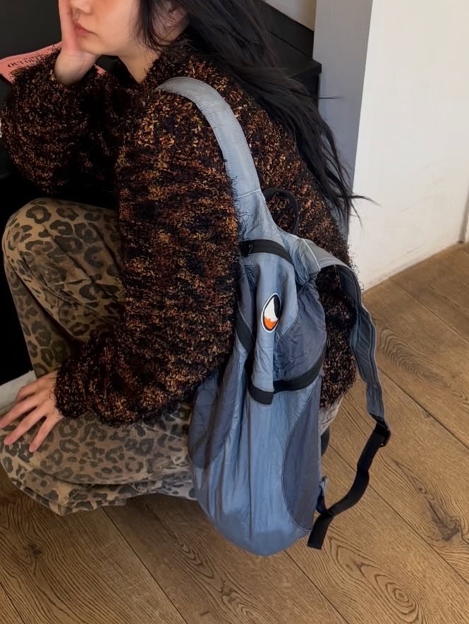 Ticket to the Moon Mini Backpack Light Grey Dark Grey (15L) 착용 스타일