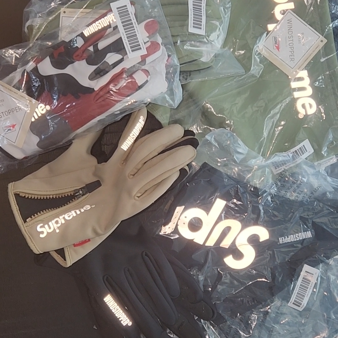 Supreme Windstopper Zip Gloves Black - 25FW, Supreme Windstopper Zip Gloves Olive - 25FW 착용 스타일 - 2