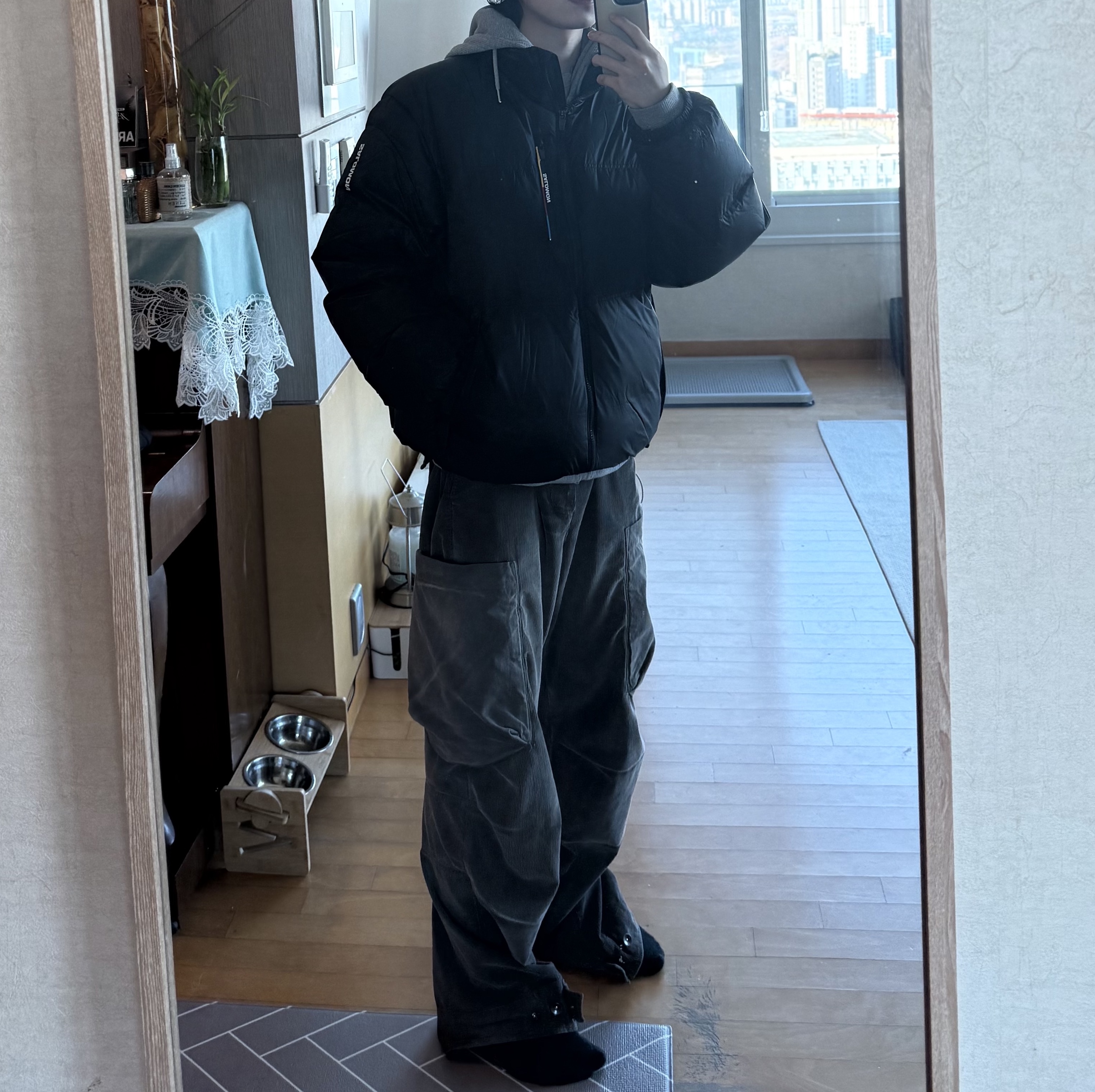 Salomon Contour Down Jacket Black, Sansan Gear Washed Corduroy Pants Charcoal 착용 스타일