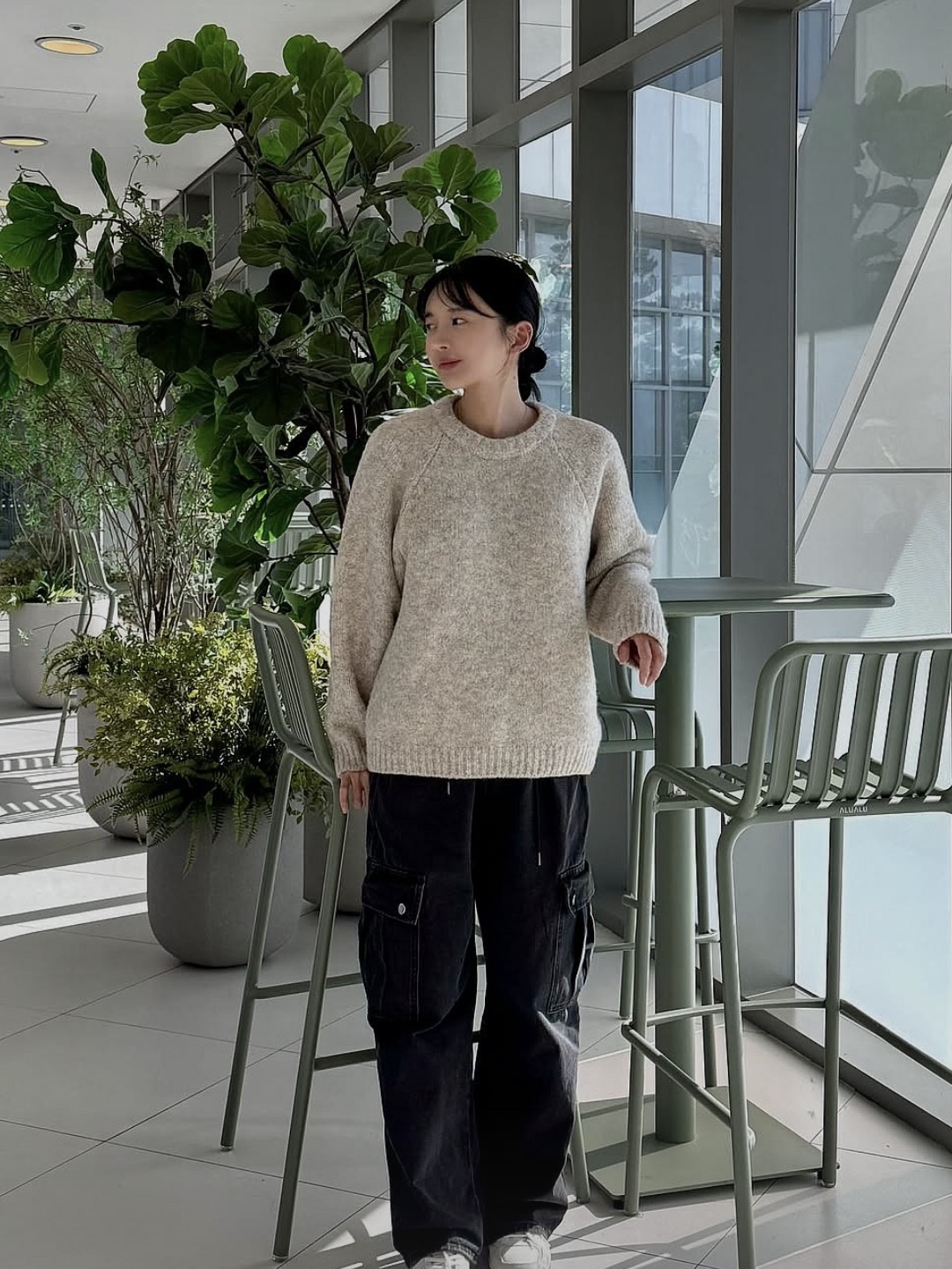 Knitted Boucle Reglan Crop Round Knit Oatmeal 착용 스타일