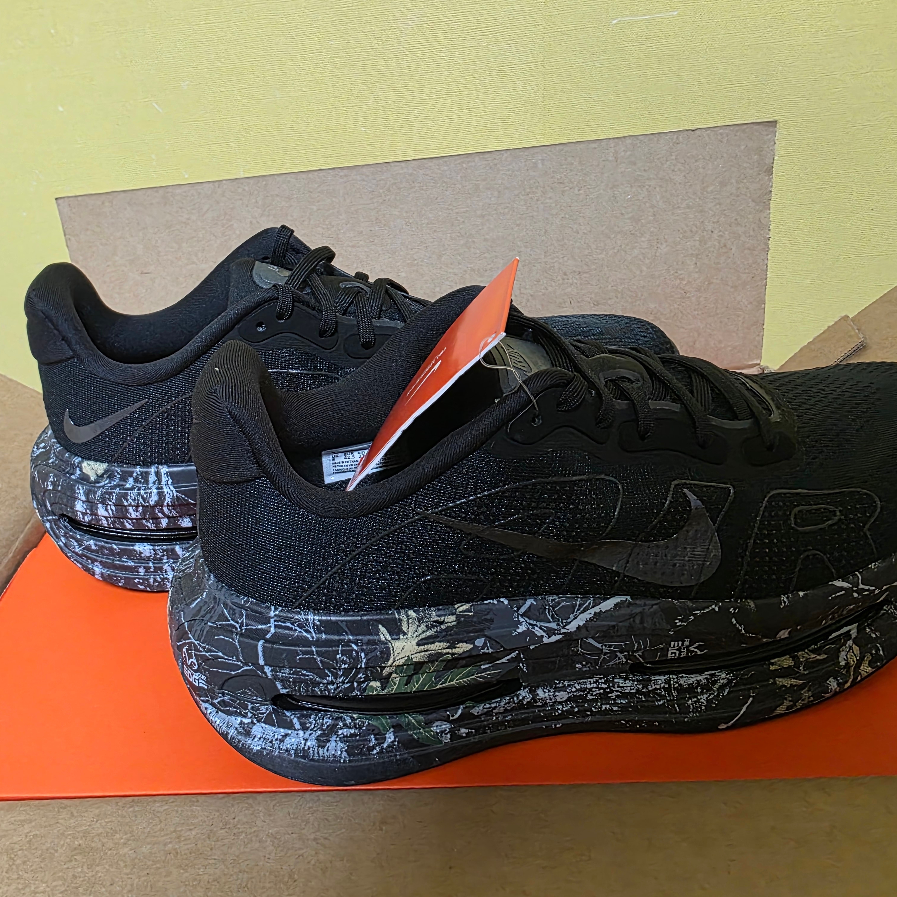 Nike Vomero Premium Black Dark Smoke Grey 착용 스타일 - 1