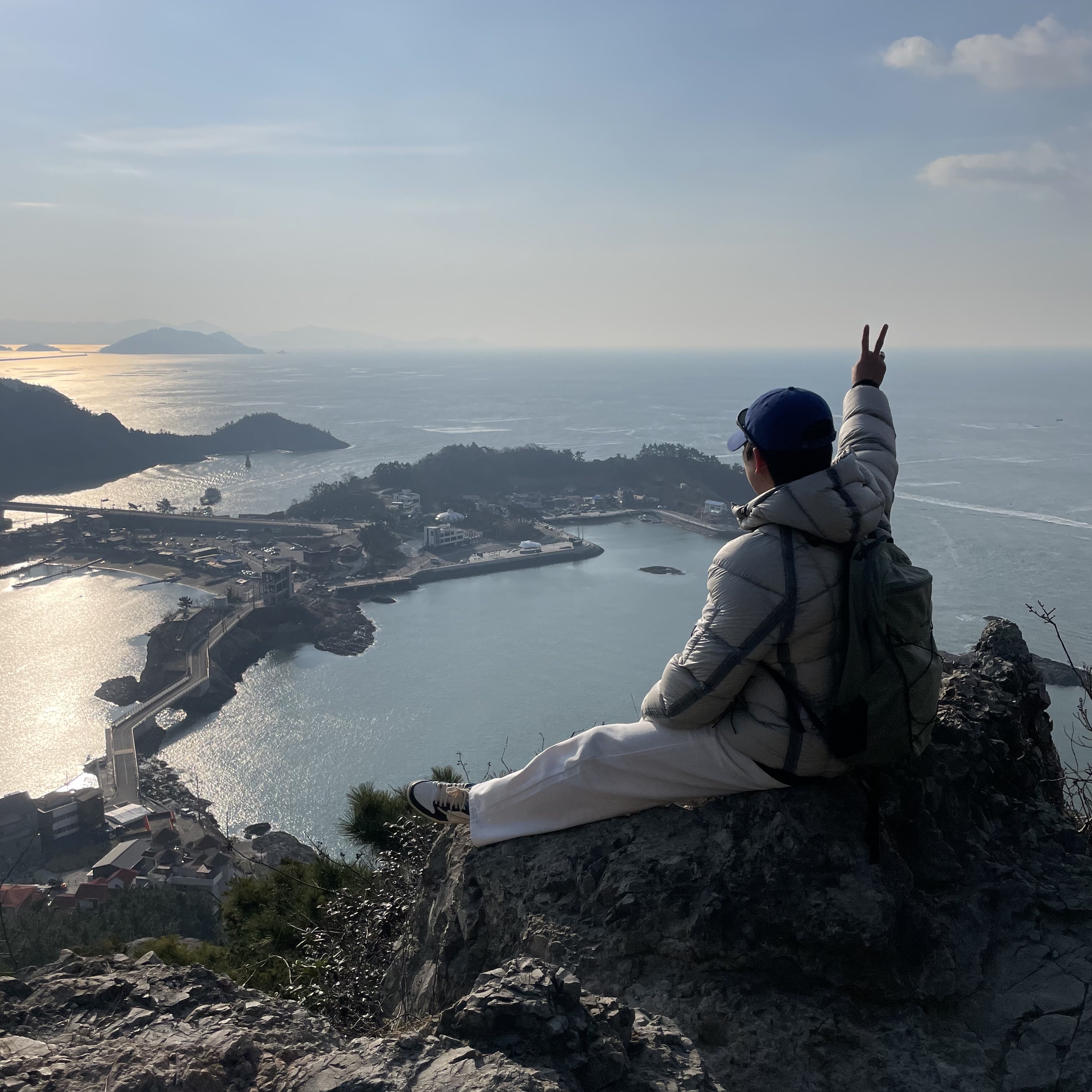 C.P. Company Korea Exclusive D.D. Shell Hooded Down Jacket Lunar Rock - 25FW, Montbell Polarized Trekking Glasses Black Black 착용 스타일 - 1