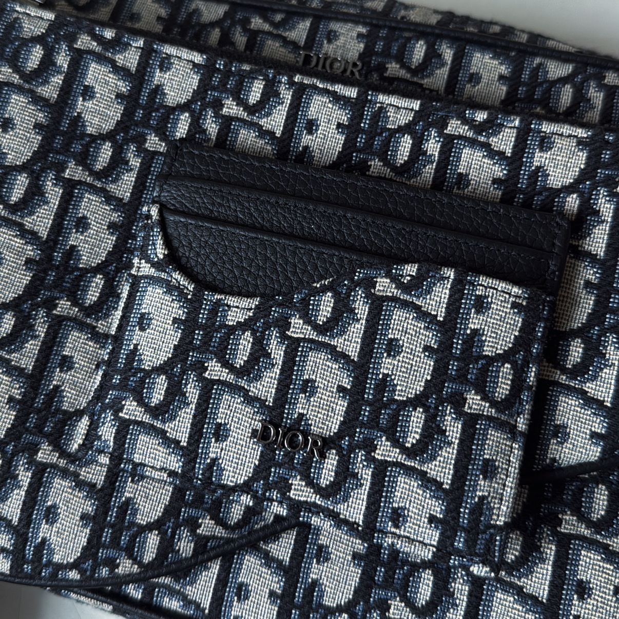 Dior Saddle Card Holder Black Grained Calfskin Beige Black Dior Oblique Jacquard, Dior Saddle Triple Pouch Beige Black Dior Oblique Jacquard 착용 스타일