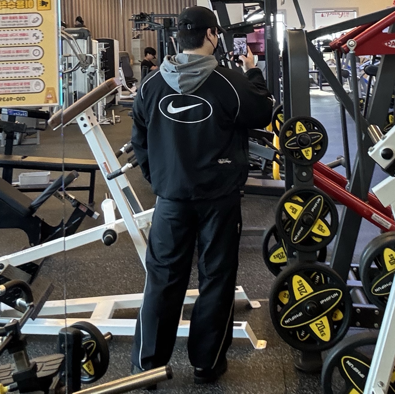 Supreme x Nike Track Jacket Black - 25SS, Supreme x Nike Track Pant Black - 25SS 착용 스타일 - 2