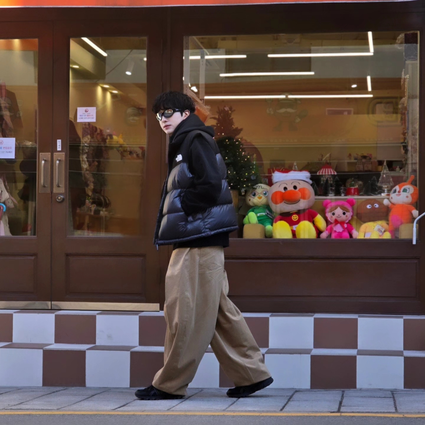 Nike x Drake Nocta Fleece Hoodie Black (FN7659-010), The North Face Novelty Nuptse Vest RDS Dark Gray - 25FW 착용 스타일 - 1