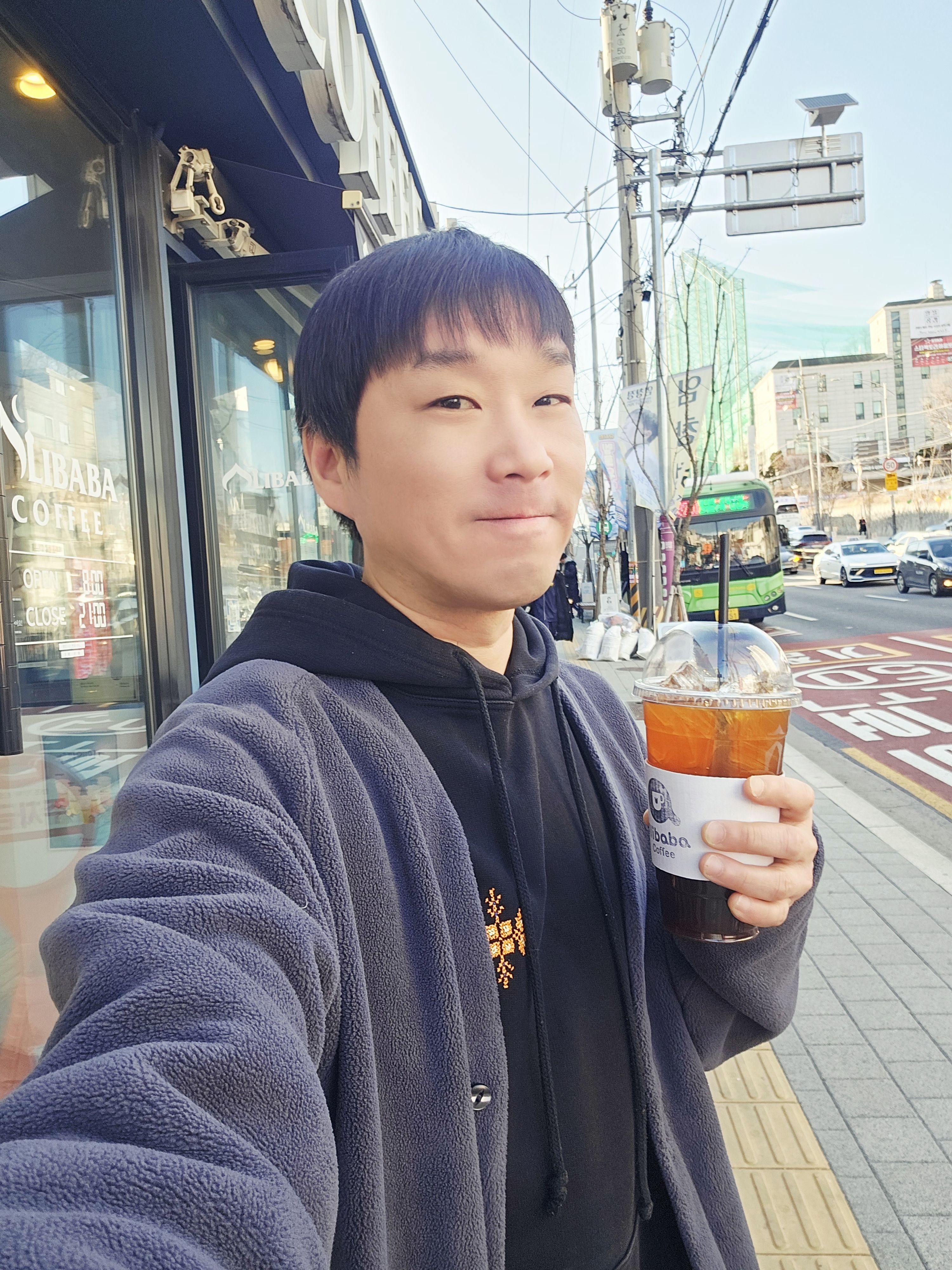 Louis Vuitton LV Trainer Distressed Sneaker White, Uniqlo x Needles Fleece Oversized Cardigan Dark Gray - KR 착용 스타일 - 4