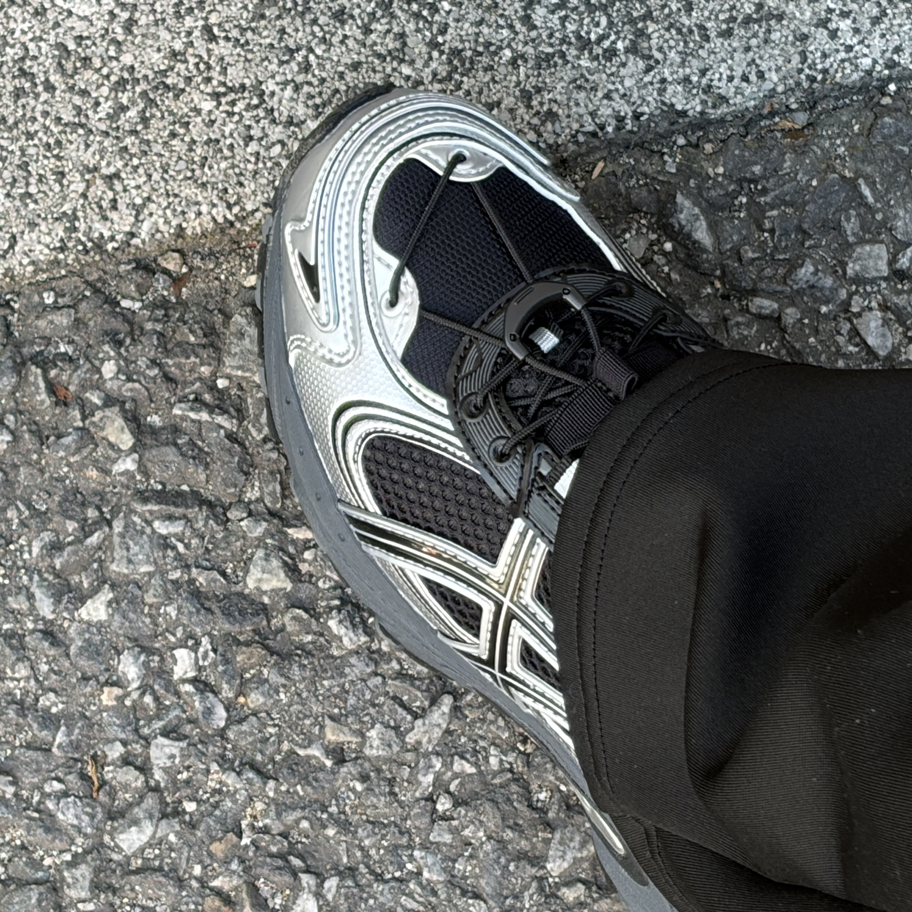 Asics Gel-Kahana TR V4 Carbon Black 착용 스타일
