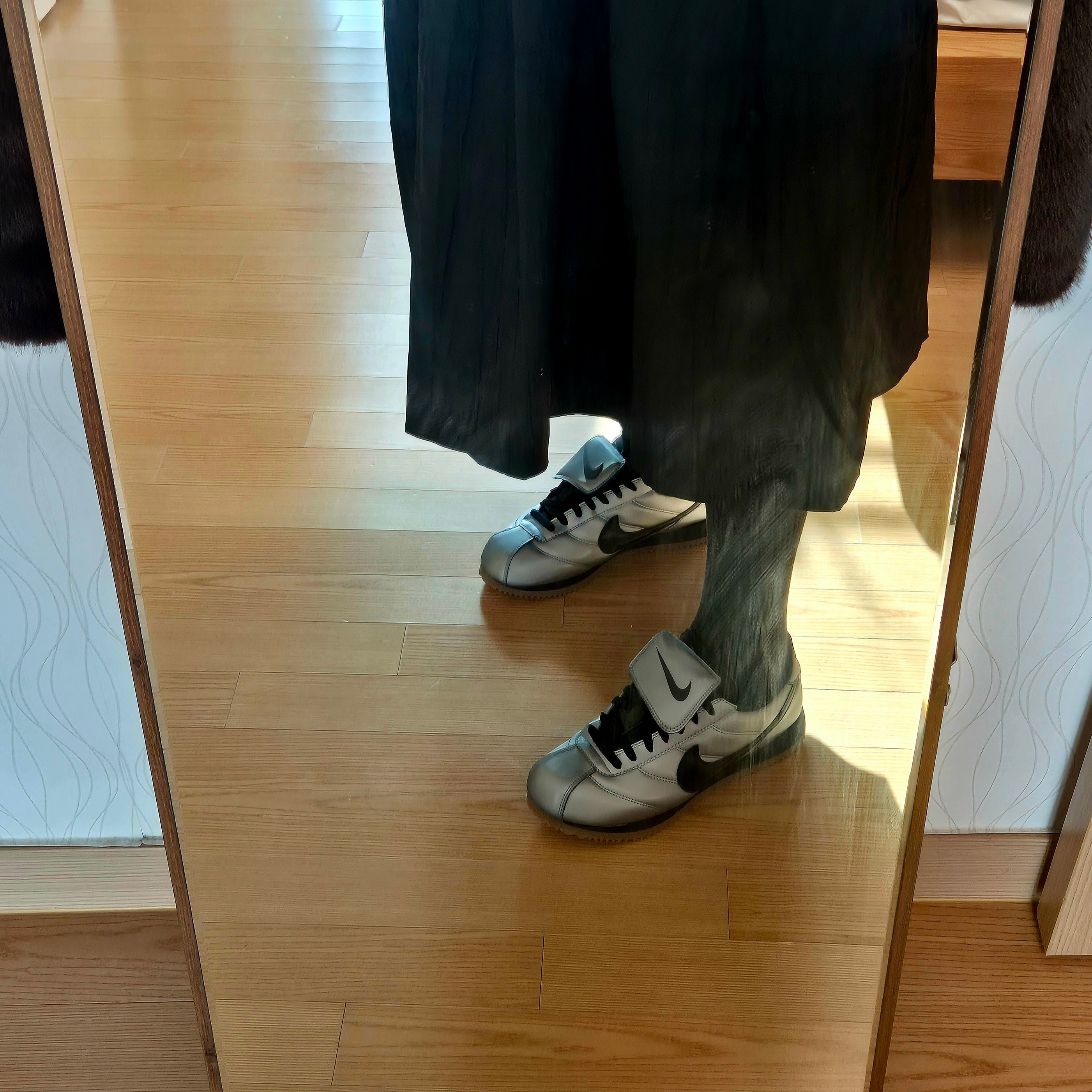 Nike Cortez Leather SE Metallic Cool Grey Black 착용 스타일 - 2