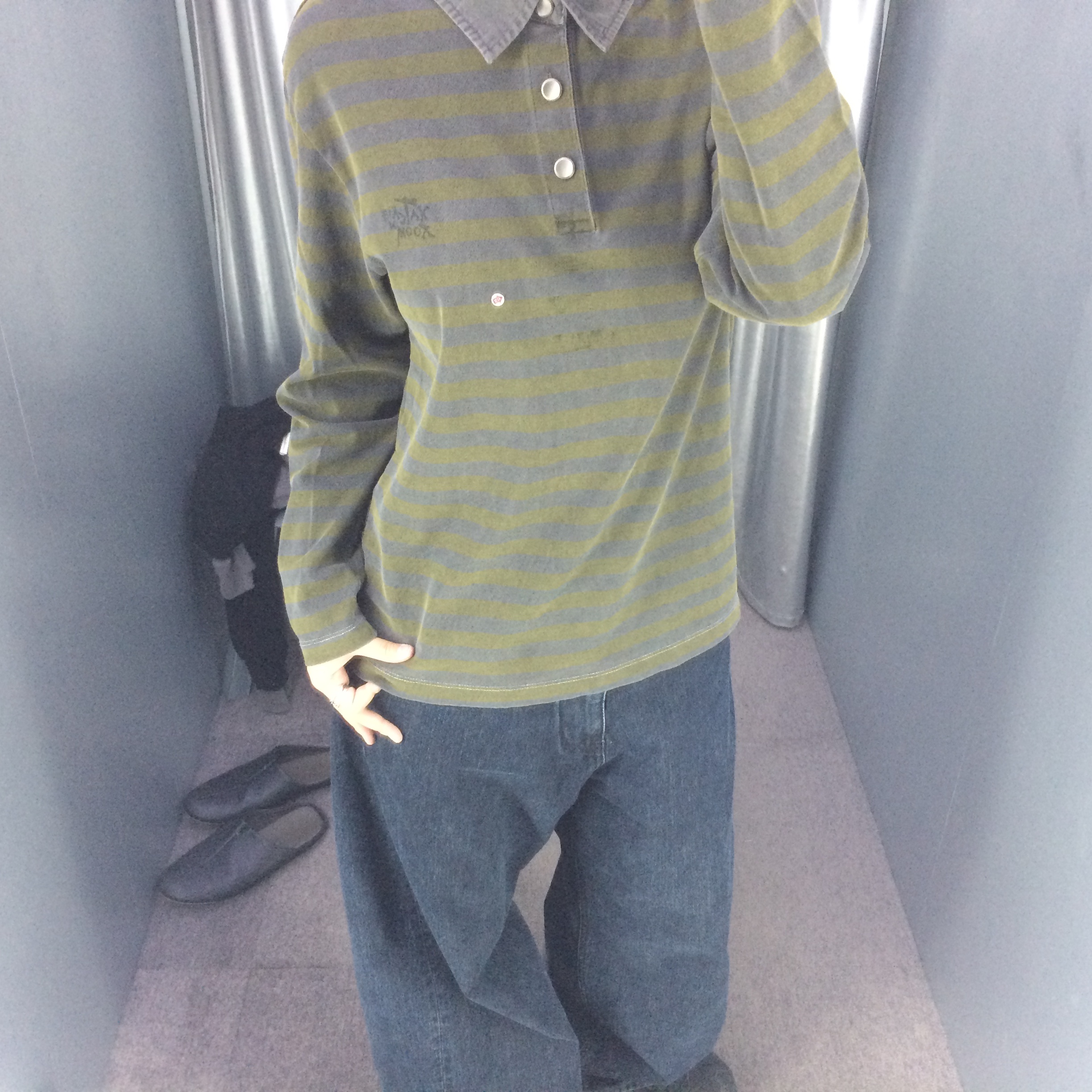 Hatchingroom VTG Stripe Polo T-Shirt Dyed Grey, Hatchingroom Wide Curve Jeans Washed Indigo 착용 스타일 - 2