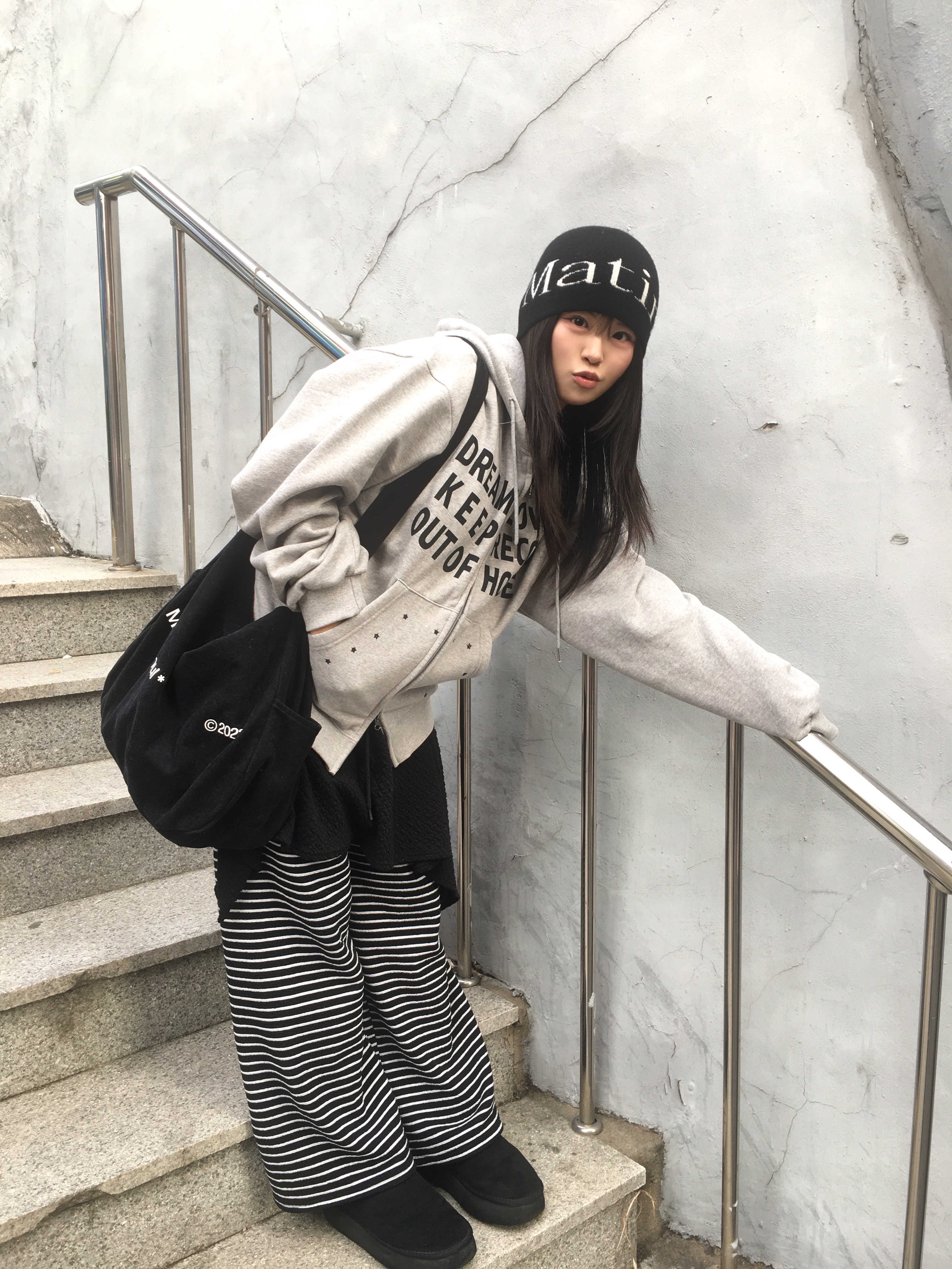 SLOW RECORD HOUSE Typo Star Hood Zip-Up Grey 착용 스타일 - 2