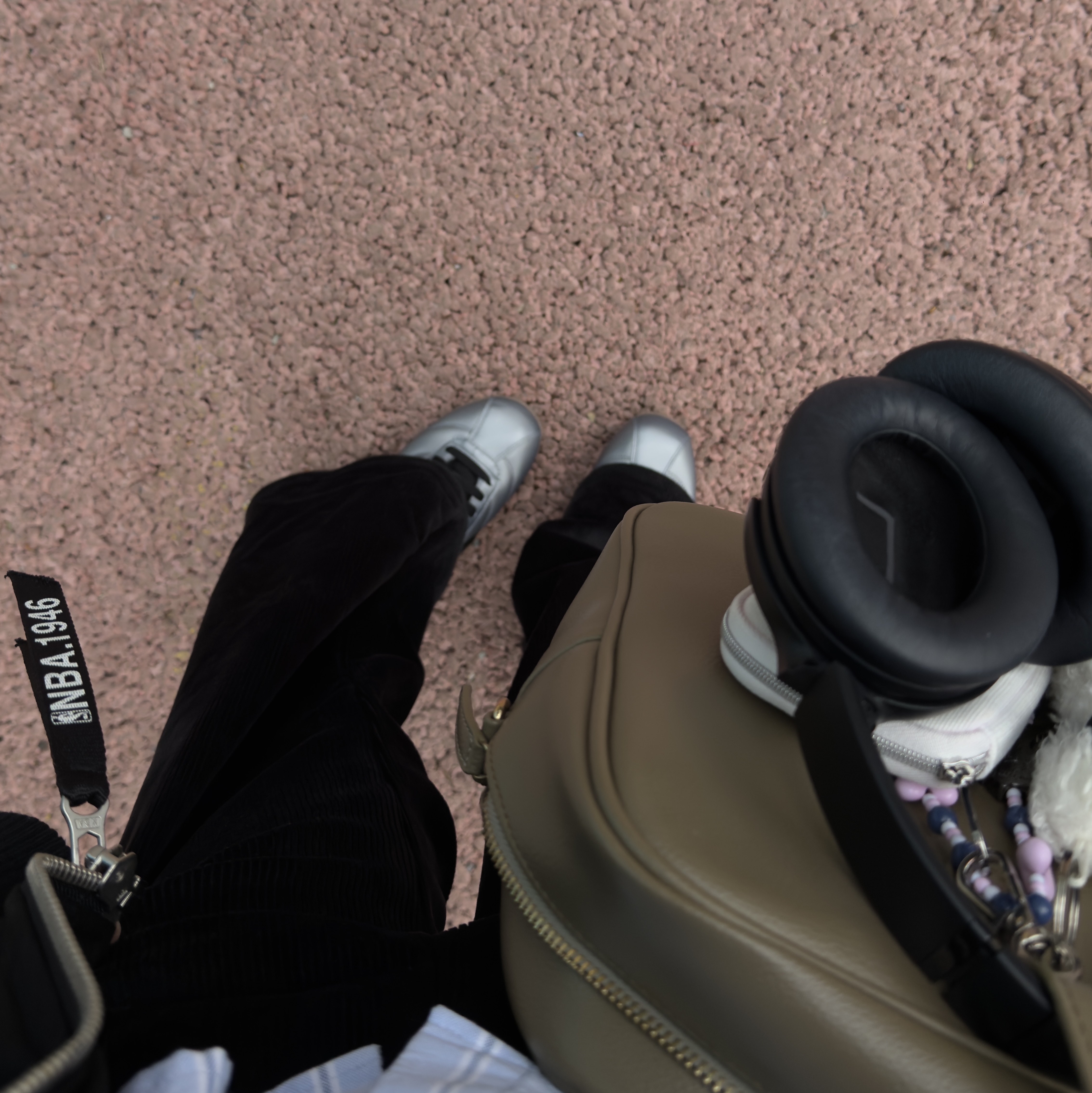 Nike Cortez Leather SE Metallic Cool Grey Black 착용 스타일 - 2