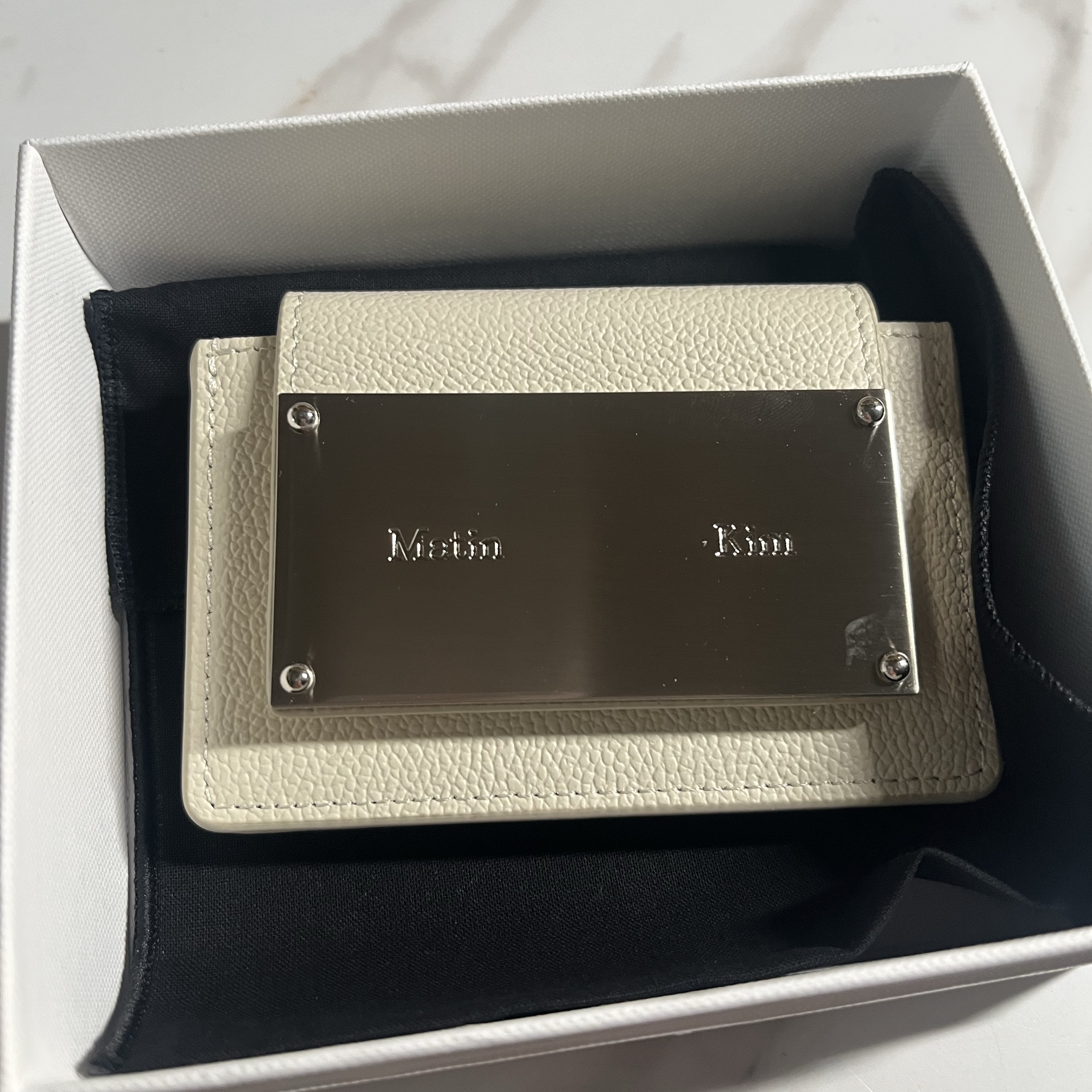 Matin Kim Accordion Wallet White 착용 스타일