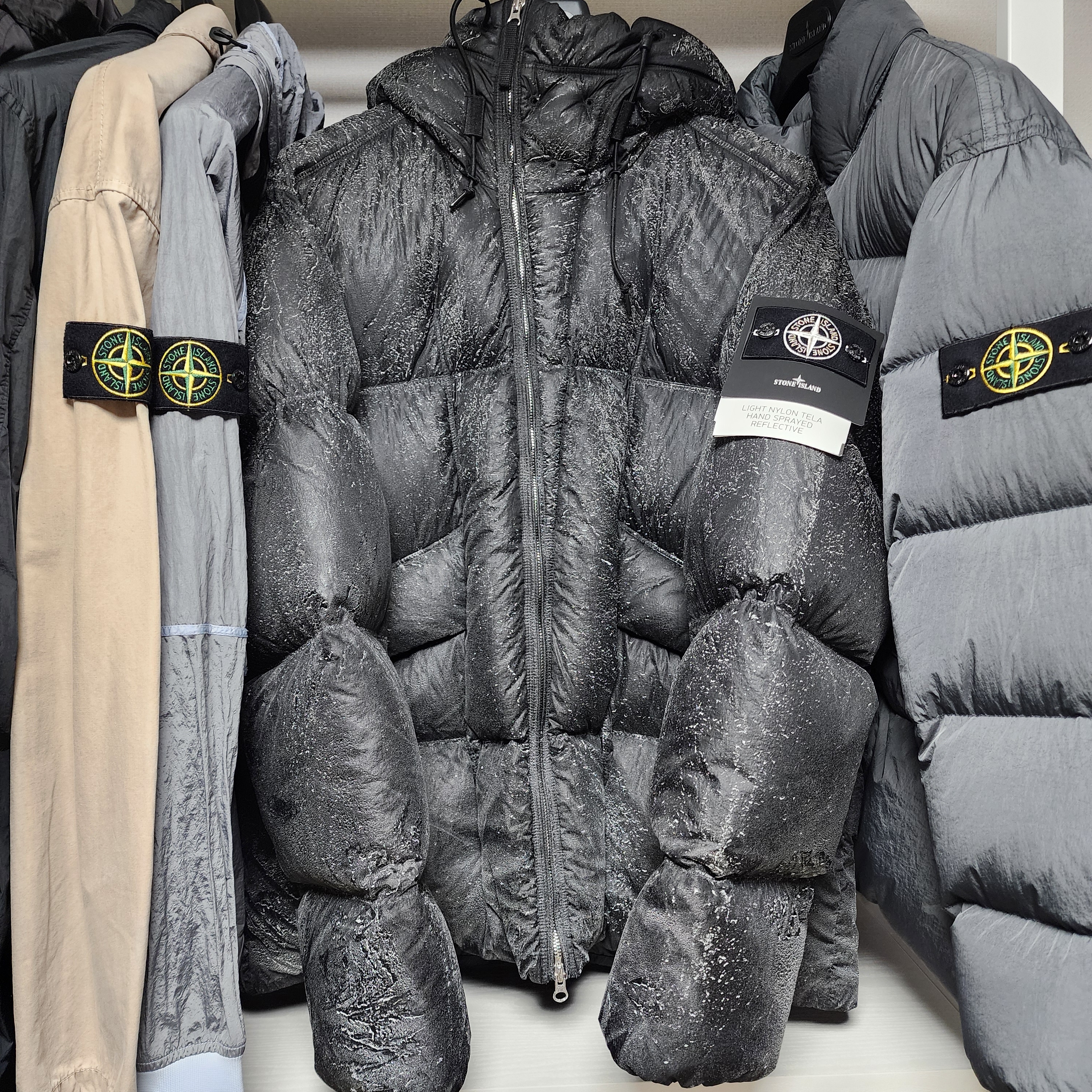 Stone Island 4100062 Light Nylon Tela Hand Sprayed Reflective Anti-Drop Lightweight Hooded Down Jacket Black - 26SS 착용 스타일 - 1
