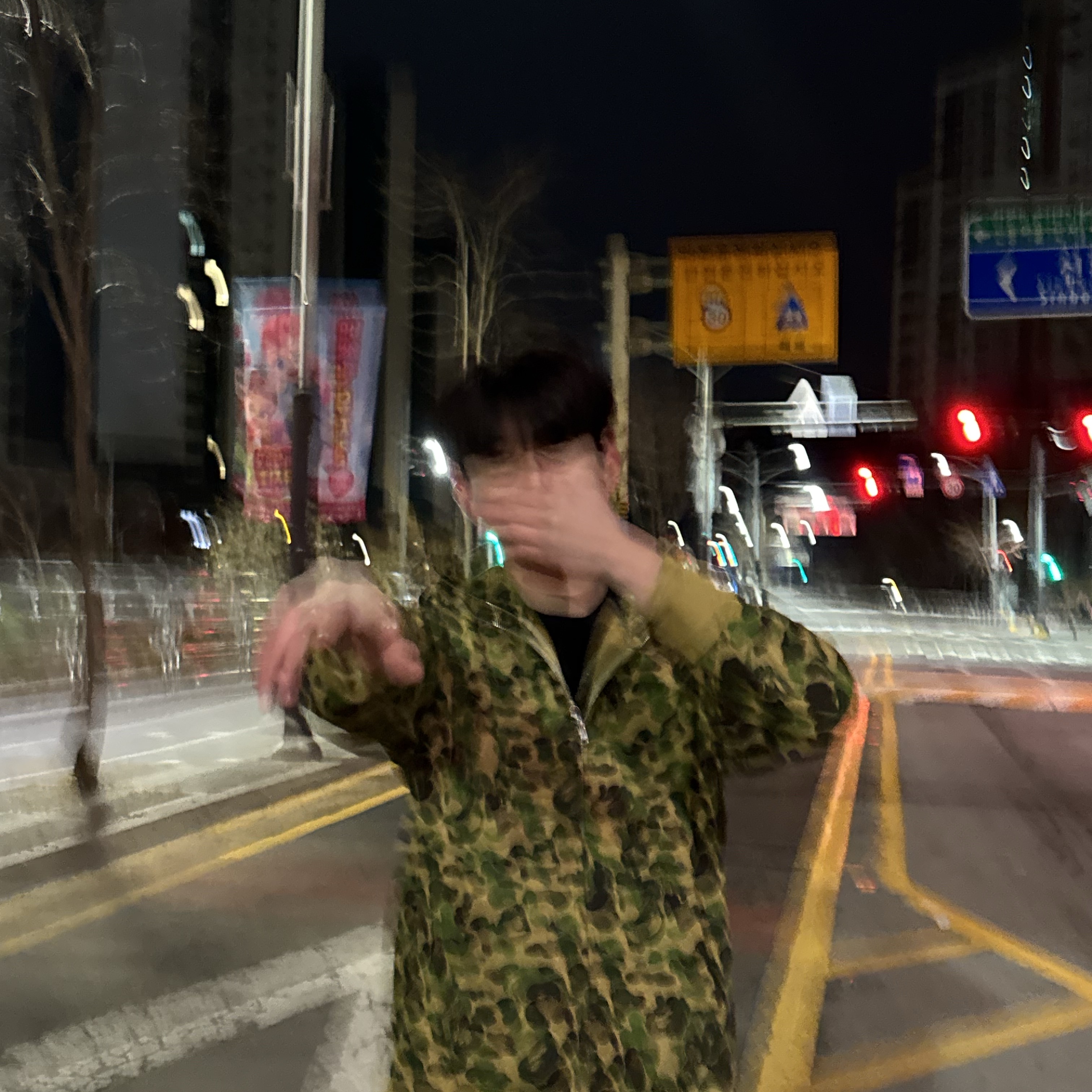 BAPE ABC Camo Shark Full Zip Hoodie Green 착용 스타일 - 2