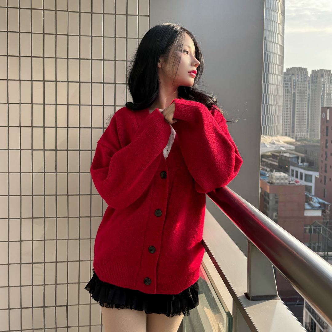 DAUSPICE Oversized V-neck knit cardigan Red 착용 스타일